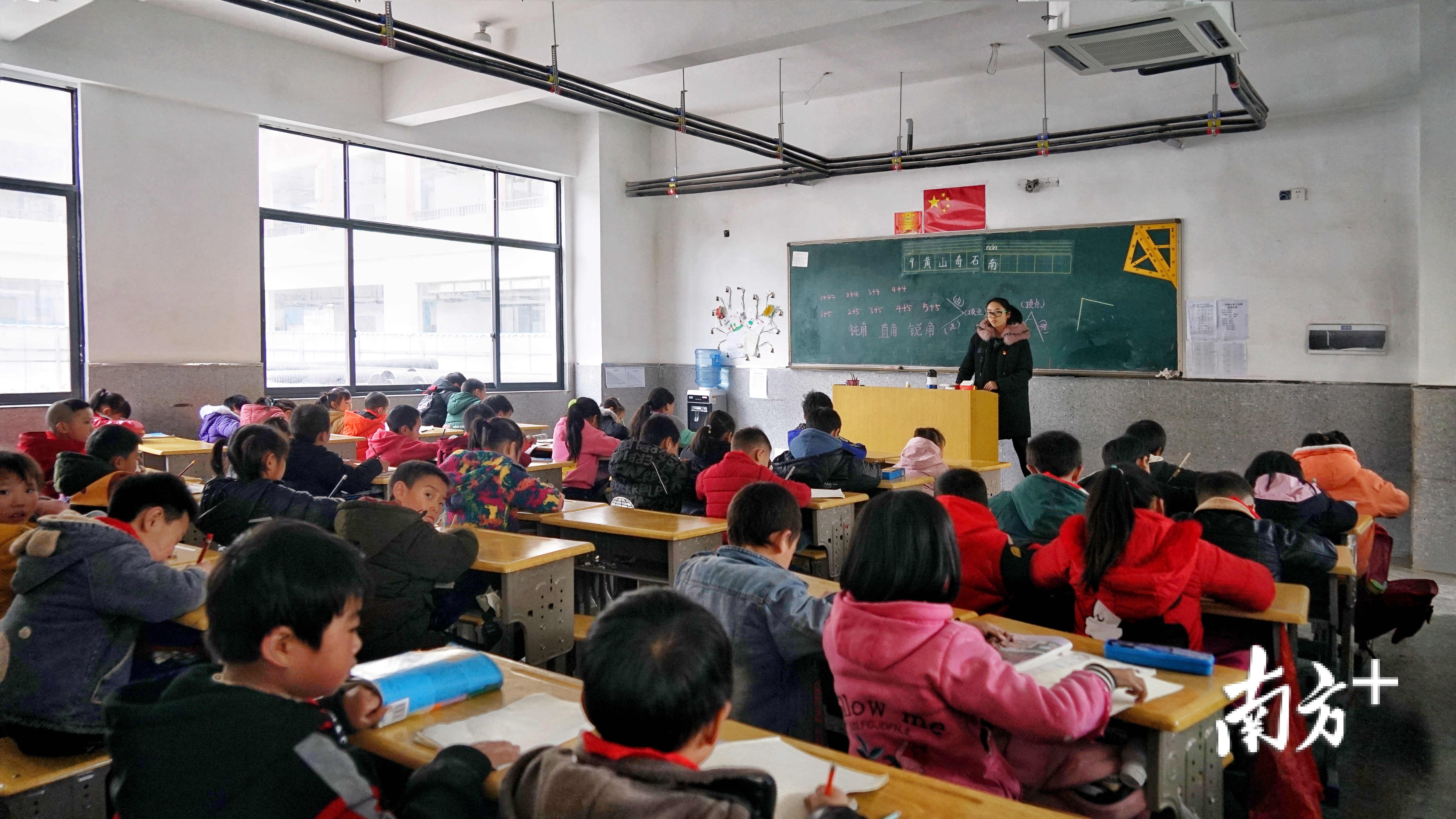 学生在今年投用的1号教学楼中上课。 学生在今年投用的1号教学楼中上课。