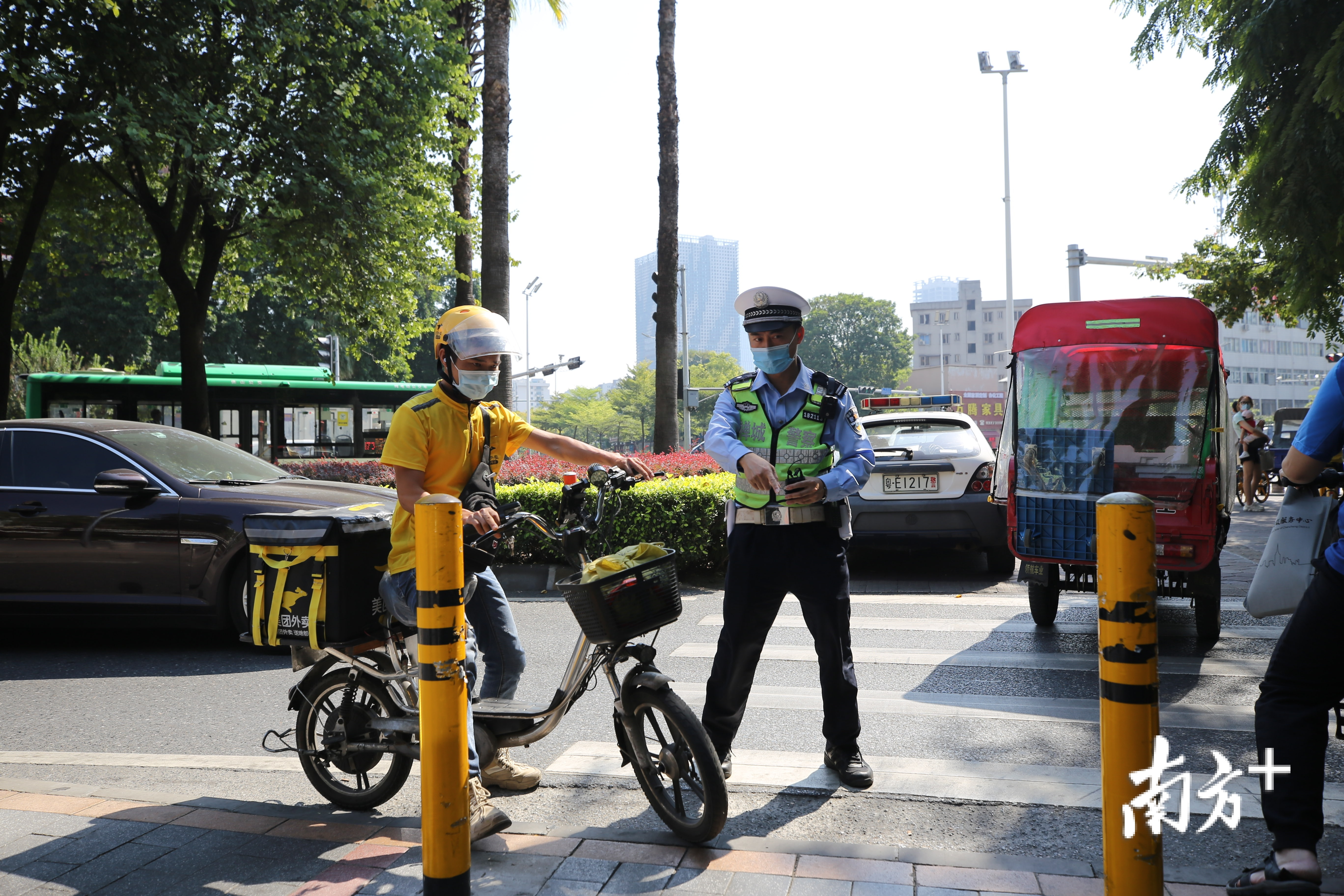 禅城交警联合新上岗的企业交通安全员，在路面开展交通安全共建共治行动。