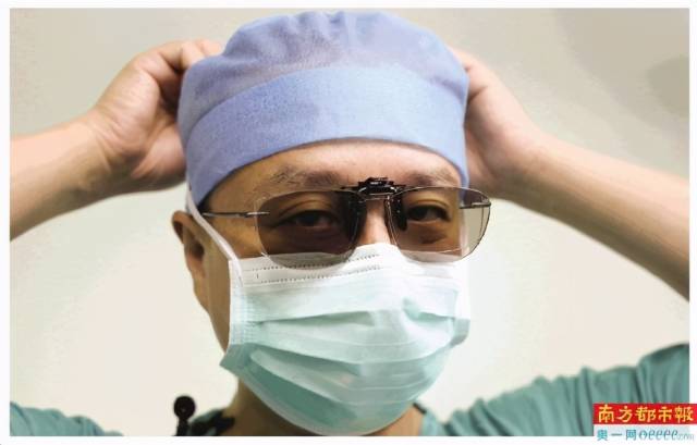 ↑暨大附一院心脏血管外科主任张晓慎戴上黑超眼镜，是为了手术期间看到三维的立体画面，让手术视野更为直观
术前准备