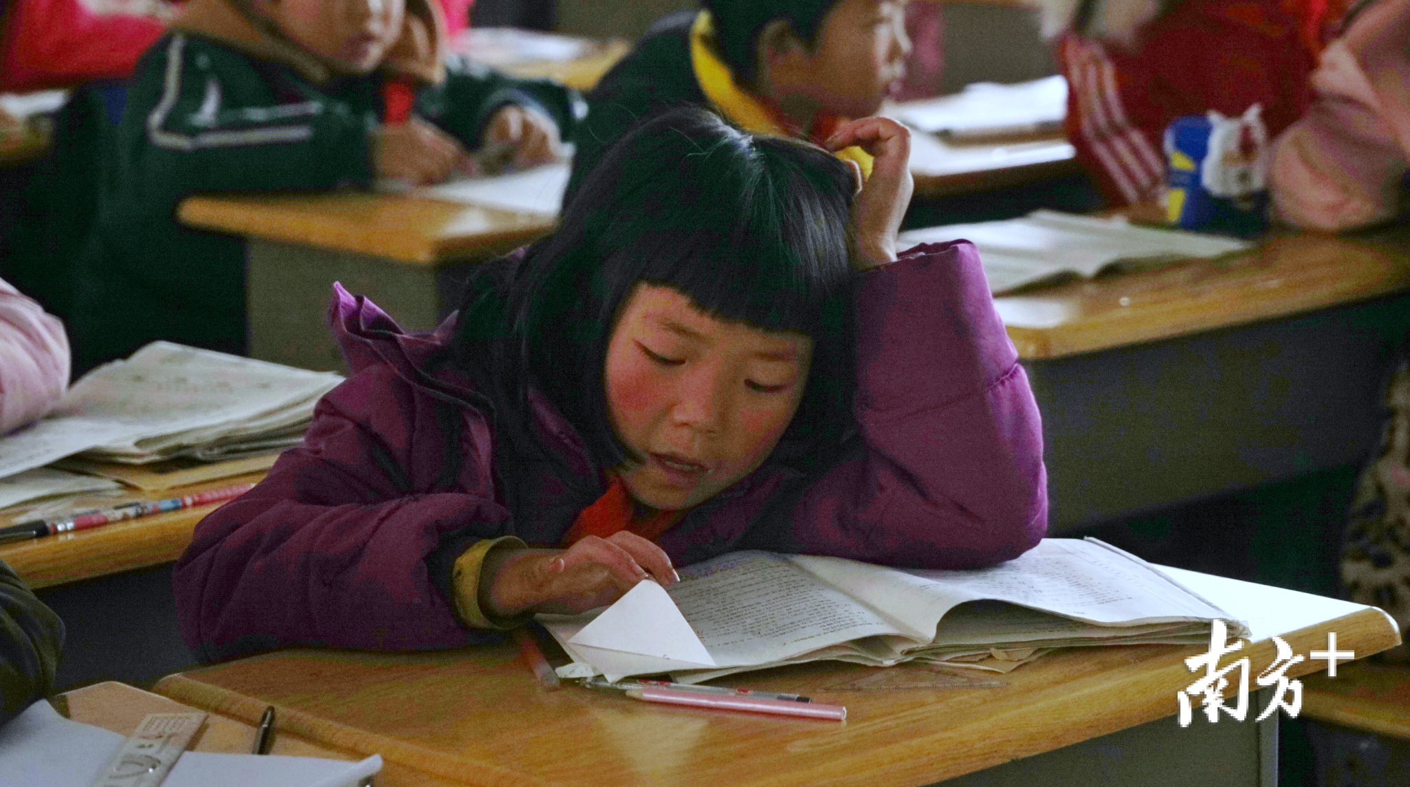 靖安新区中山博爱小学的学生在新课室里认真学习。 靖安新区中山博爱小学的学生在新课室里认真学习。