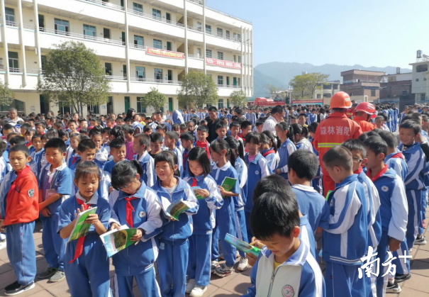 小手拉大手,連州豐陽中小學生化身森林防火宣傳員