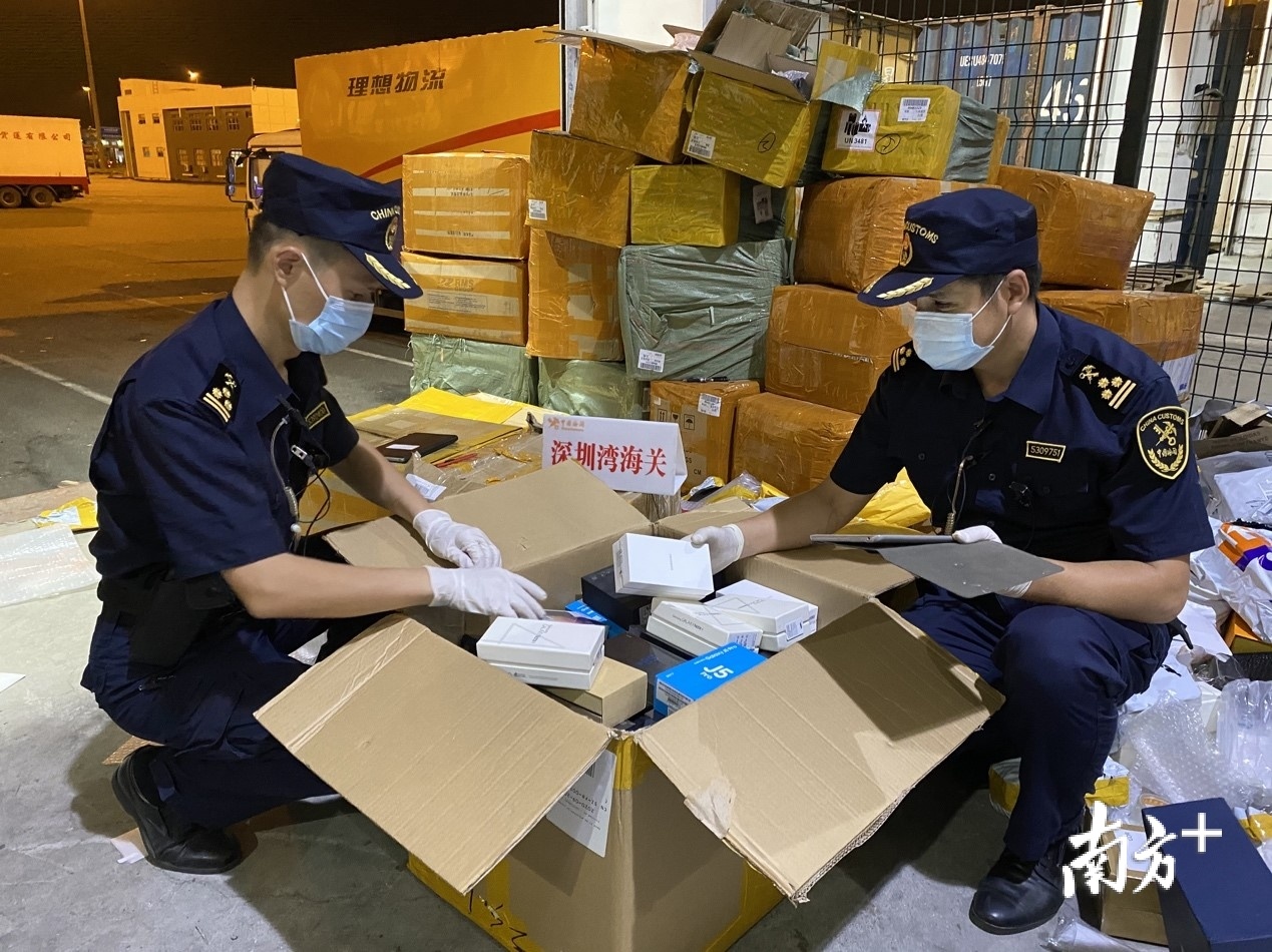 深圳湾海关跨境电商渠道查获涉嫌侵权品牌手机等货物。姚晓文 摄