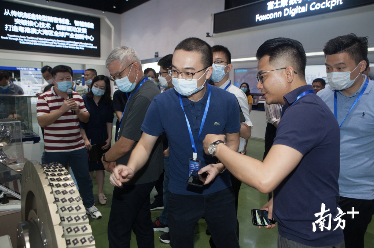 调研组走访富士康。李嘉欣 摄