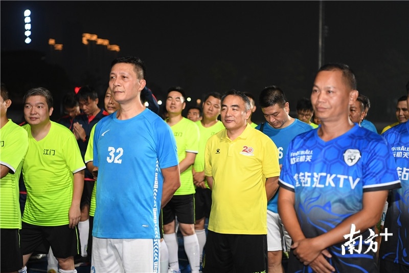 江门市文化广电旅游体育局局长邝积康（黄衣）也是一名球员。杨兴乐摄