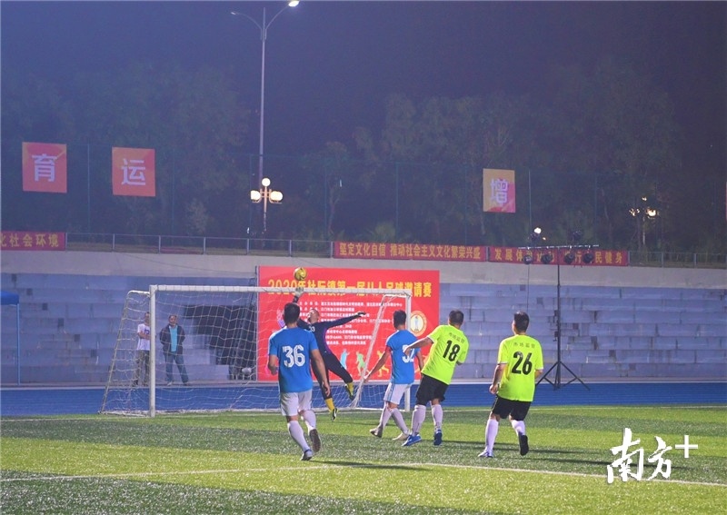 进球瞬间！杨兴乐摄