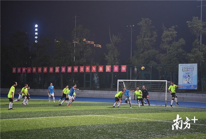 头球解围！杨兴乐摄