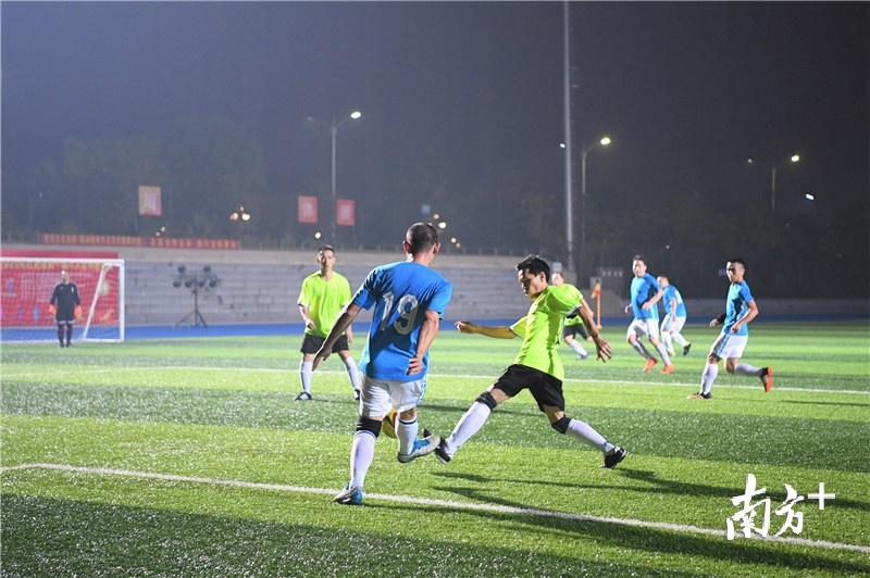 出球瞬间伸脚拦截。杨兴乐摄