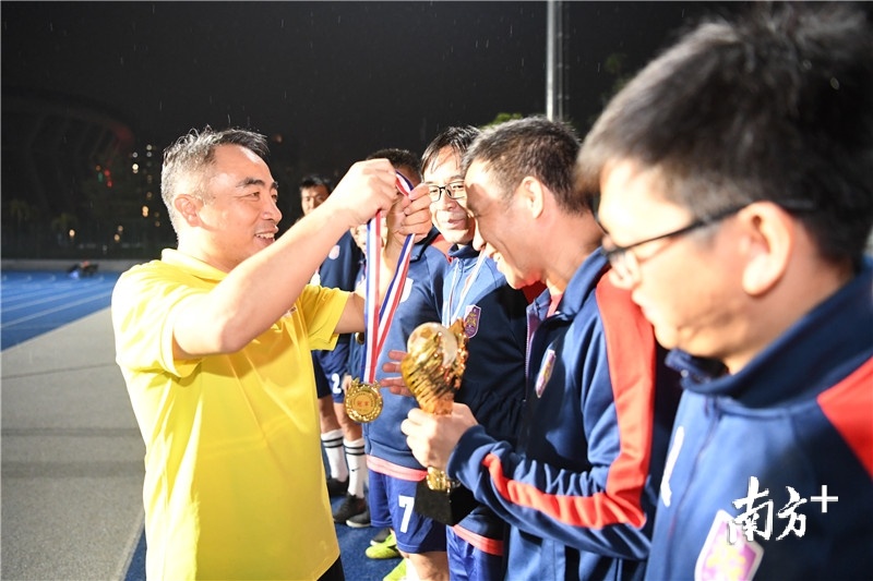 江门市文化广电旅游体育局局长邝积康为赛事冠军队颁奖。杨兴乐摄