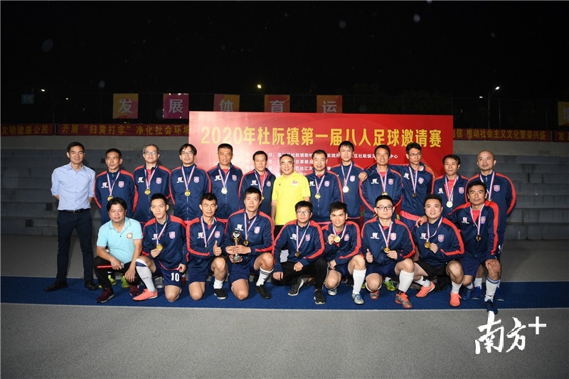 赛事冠军杜阮镇村居代表队。杨兴乐摄