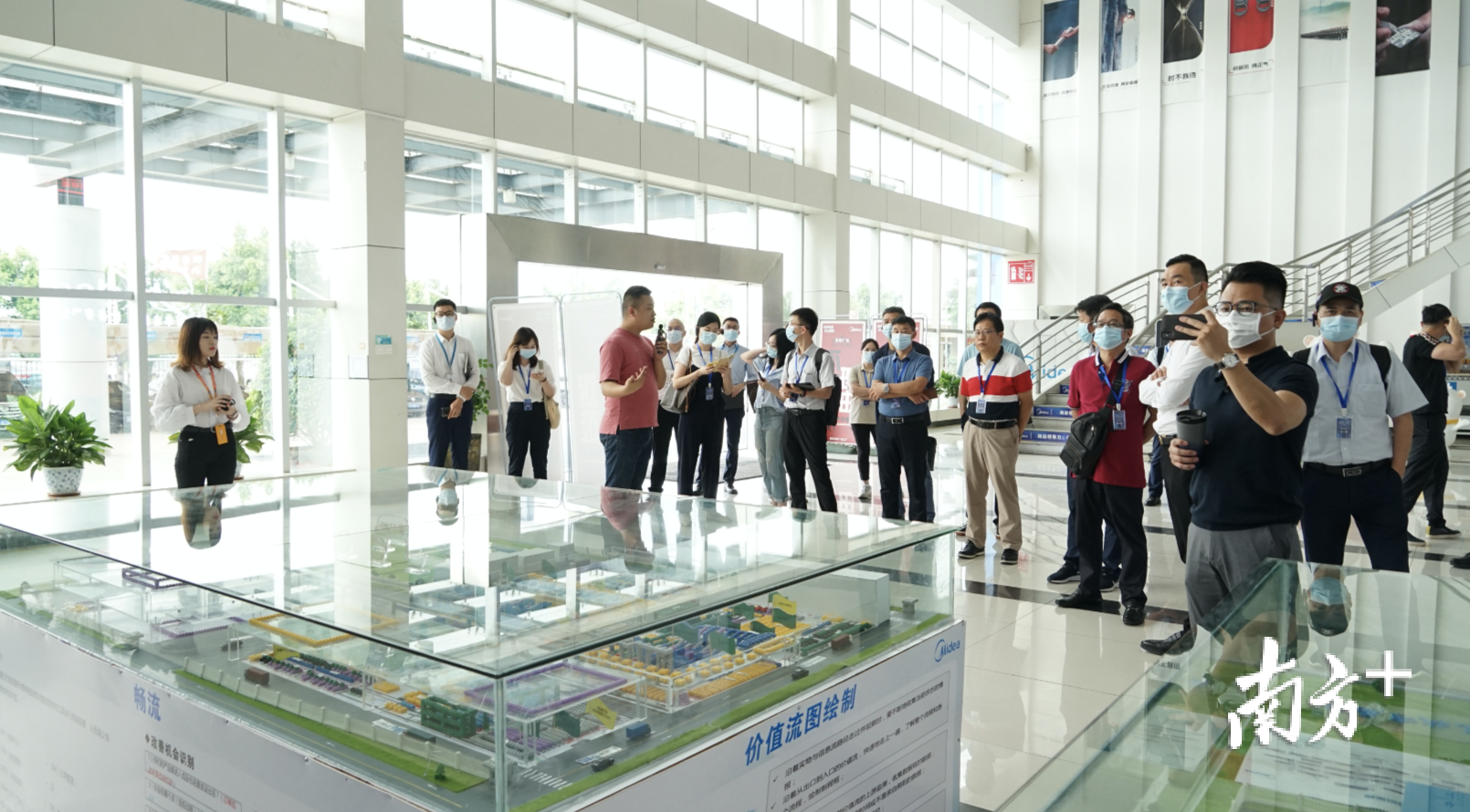 调研组走访美的南沙工厂。李嘉欣 摄