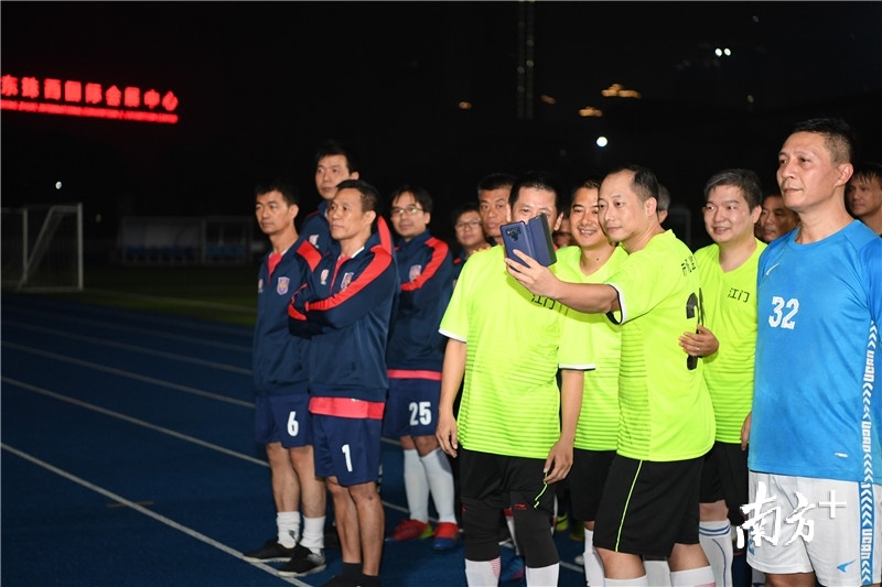 队友自拍留念。杨兴乐摄