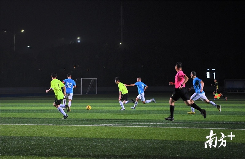 积极回防！杨兴乐摄