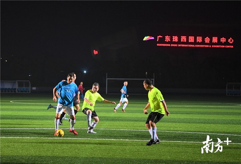 两位队友协防对手出球路线。杨兴乐摄