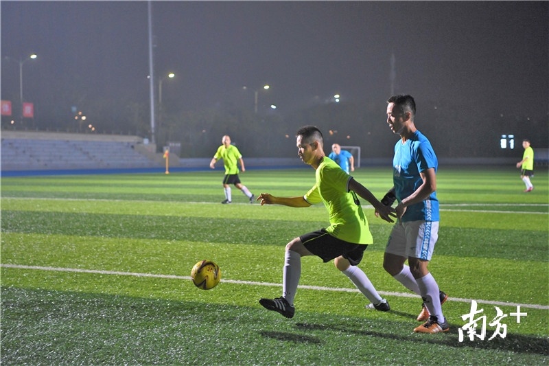 赛场上球员积极拼抢！杨兴乐摄