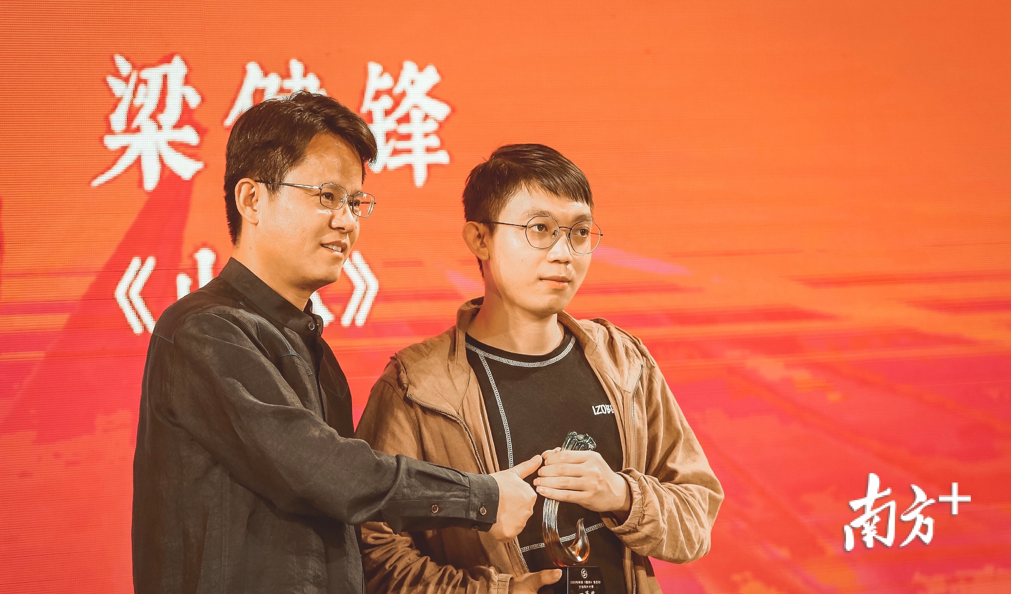 顺德区委副书记、代区长王勇（左）为一等奖获得者梁健锋颁奖。