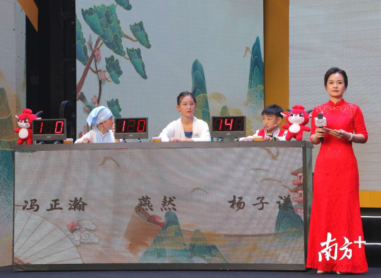 本次诗词知识决赛进行了非常精心的准备,出现不少与往届截然不同的新亮点。 本次诗词知识决赛进行了非常精心的准备,出现不少与往届截然不同的新亮点。