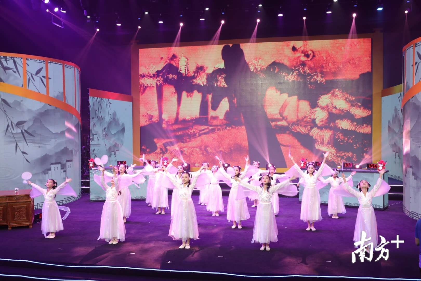 本届诗词大会舞美设计融入了中国风的元素,将现代和传统有机结合。 本届诗词大会舞美设计融入了中国风的元素,将现代和传统有机结合。