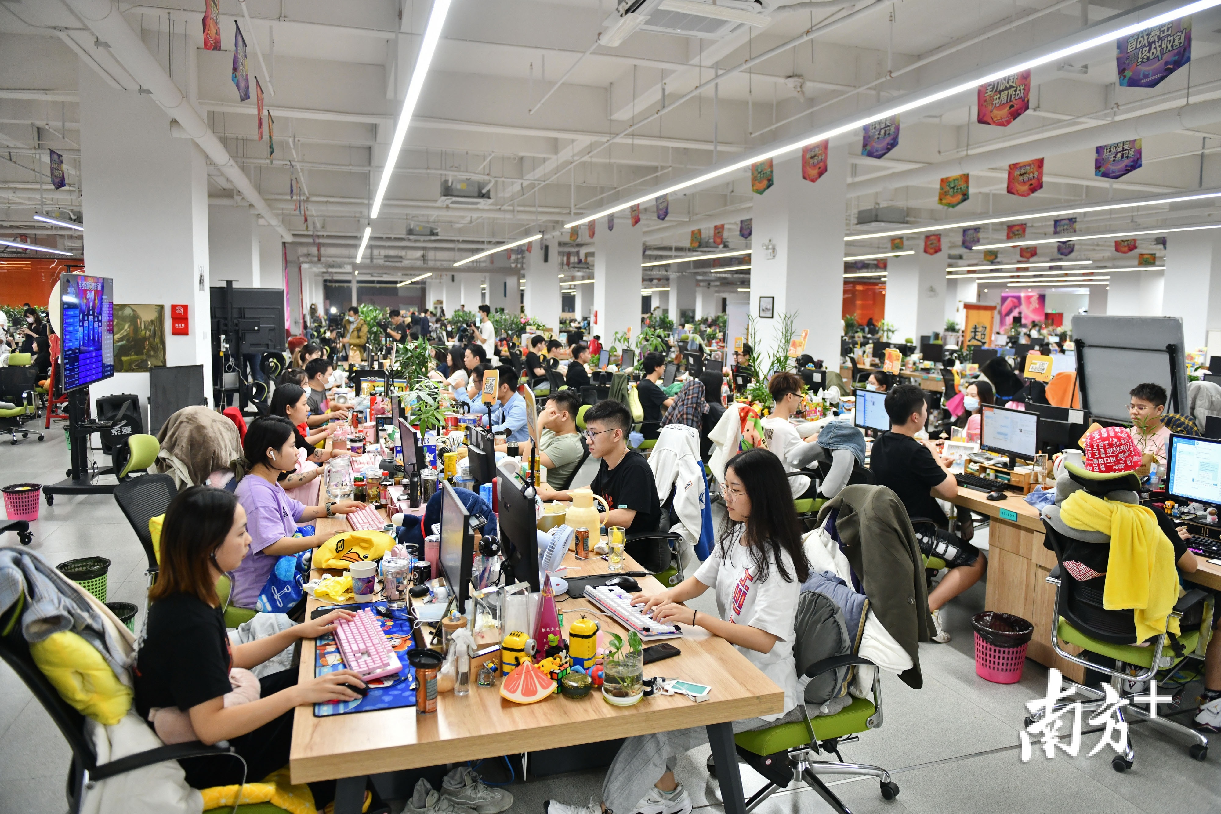 11月1日凌晨，林氏木业总部，员工通宵处理双十一订单。戴嘉信 摄