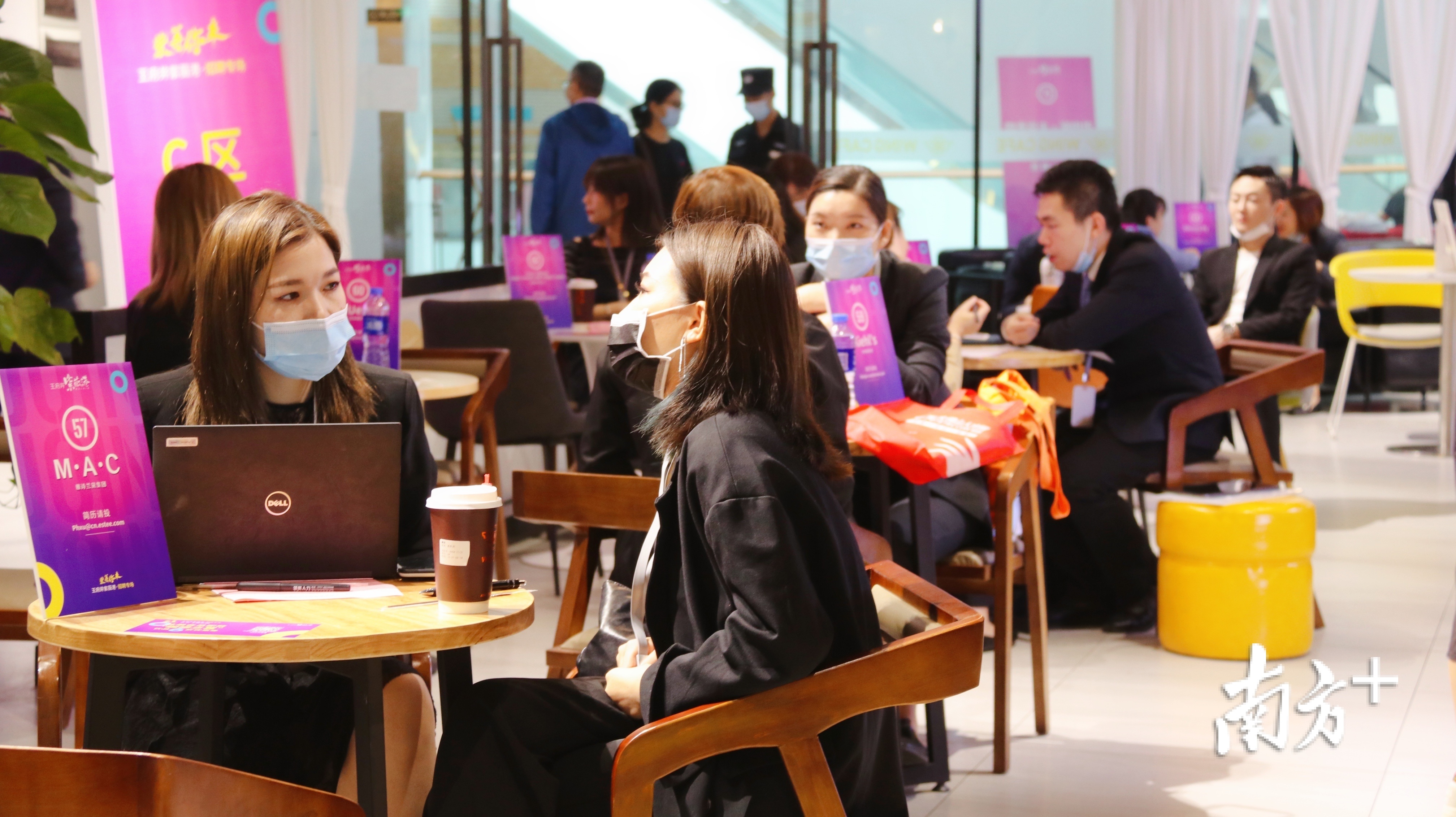  招聘会现场有逾百家国内外知名品牌参与，现场提供岗位数过千个。