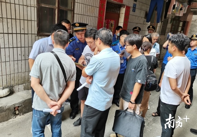 执法人员现场抽取疑似违建图斑进行实地录入，手把手培训普查员。