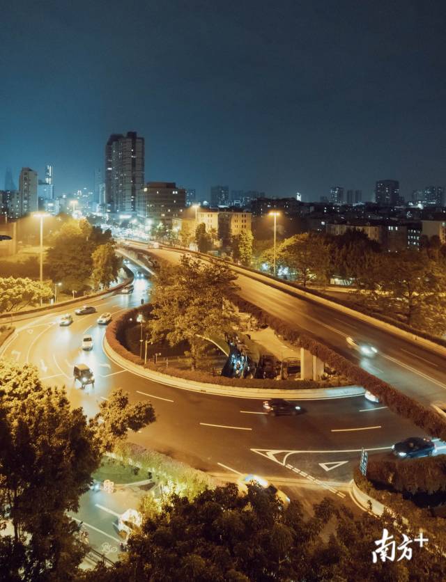 11月2日,广州海珠区客村立交恢复通车后的首个工作日,道路顺畅通行