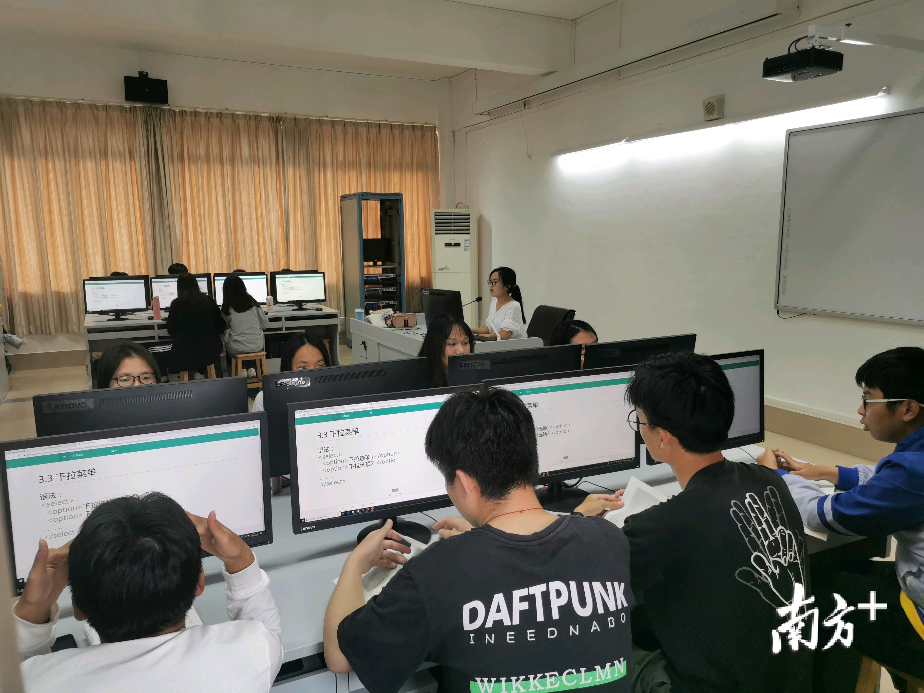 广职院学生在华为鲲鹏产业学院上课。盛正挺 摄