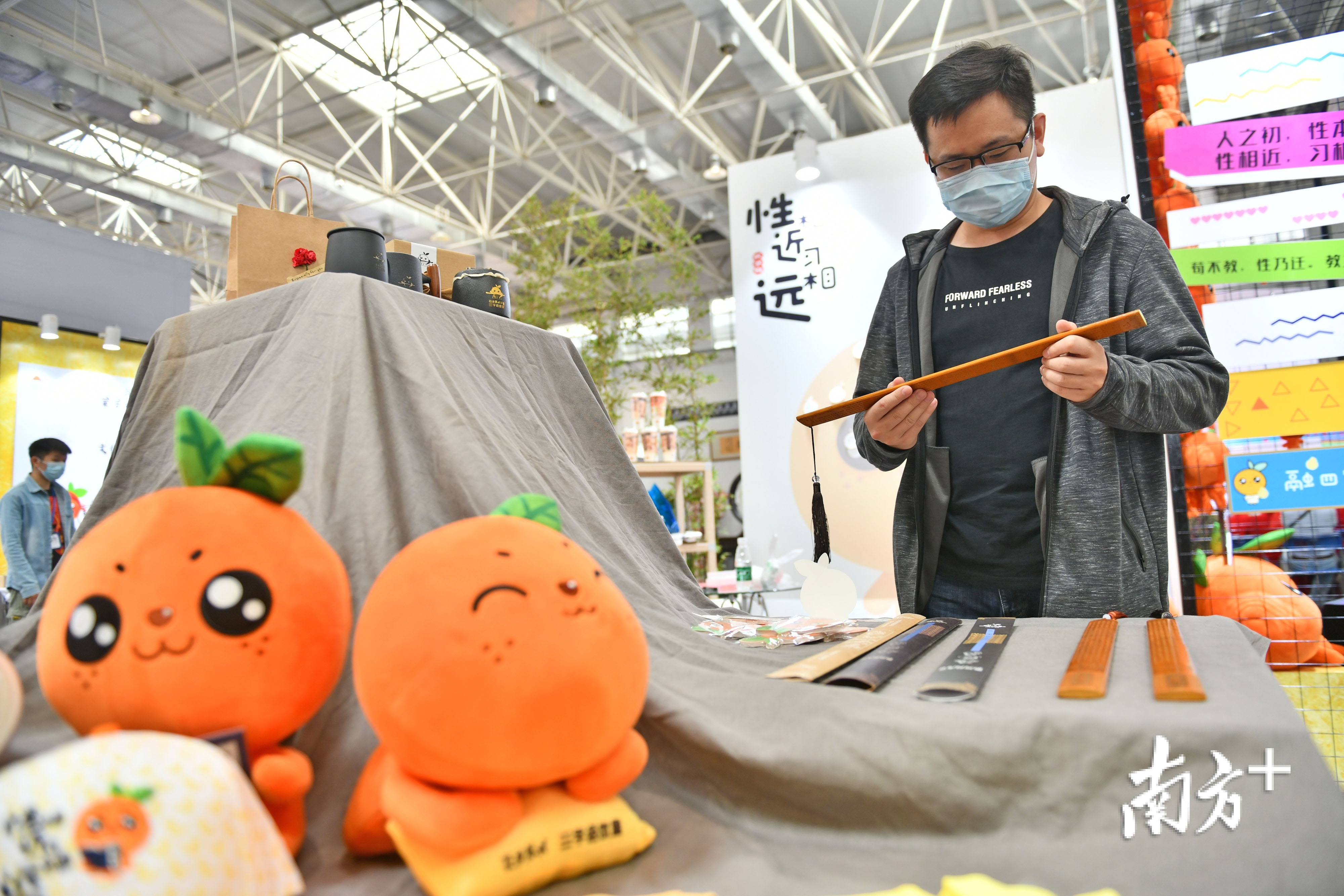 在启蒙教育展上，文创产品一经展售，即受到年轻人的热捧。戴嘉信 摄