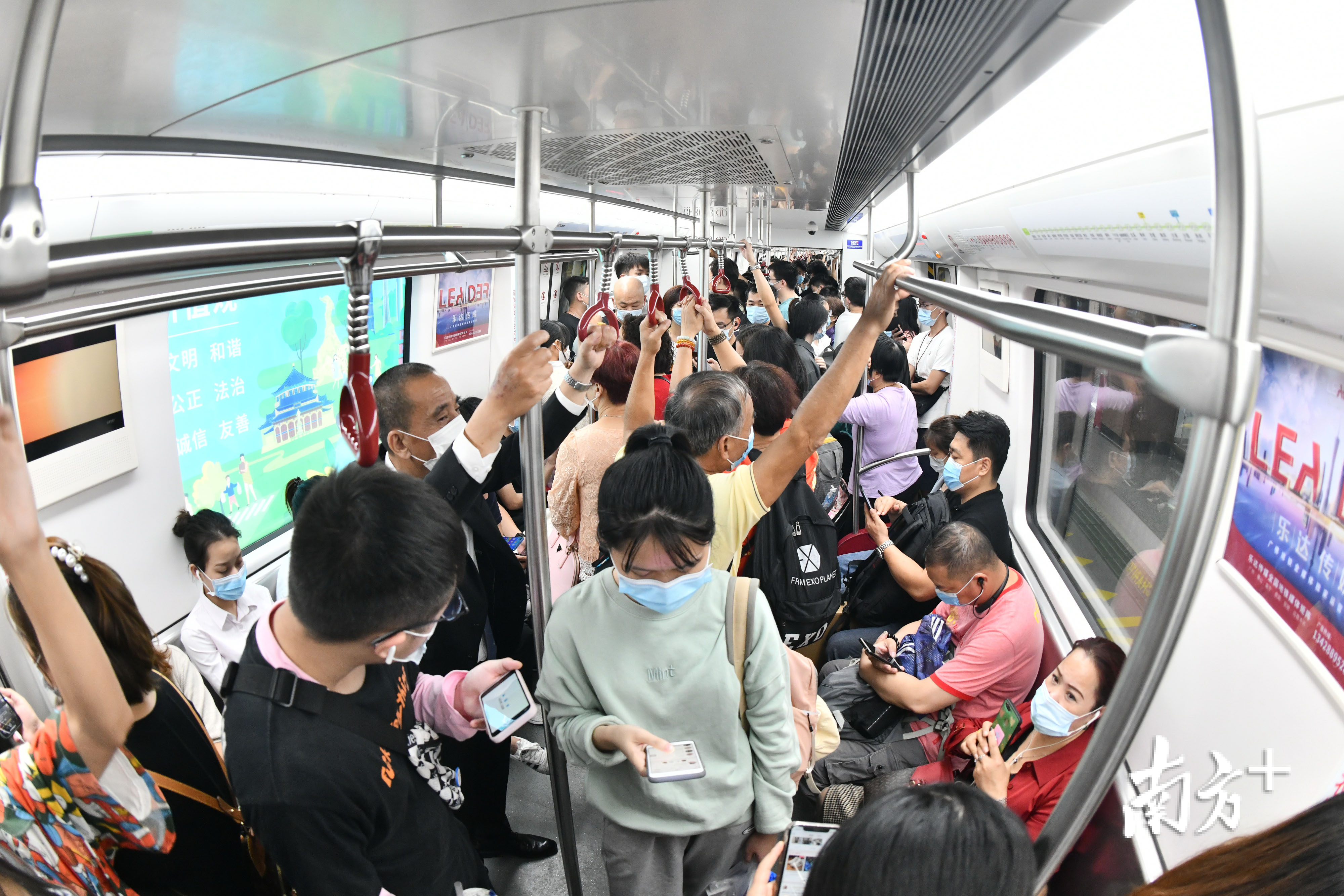 广佛地铁已经成为广佛同城互通的标志，每天大量市民乘坐地铁往返。