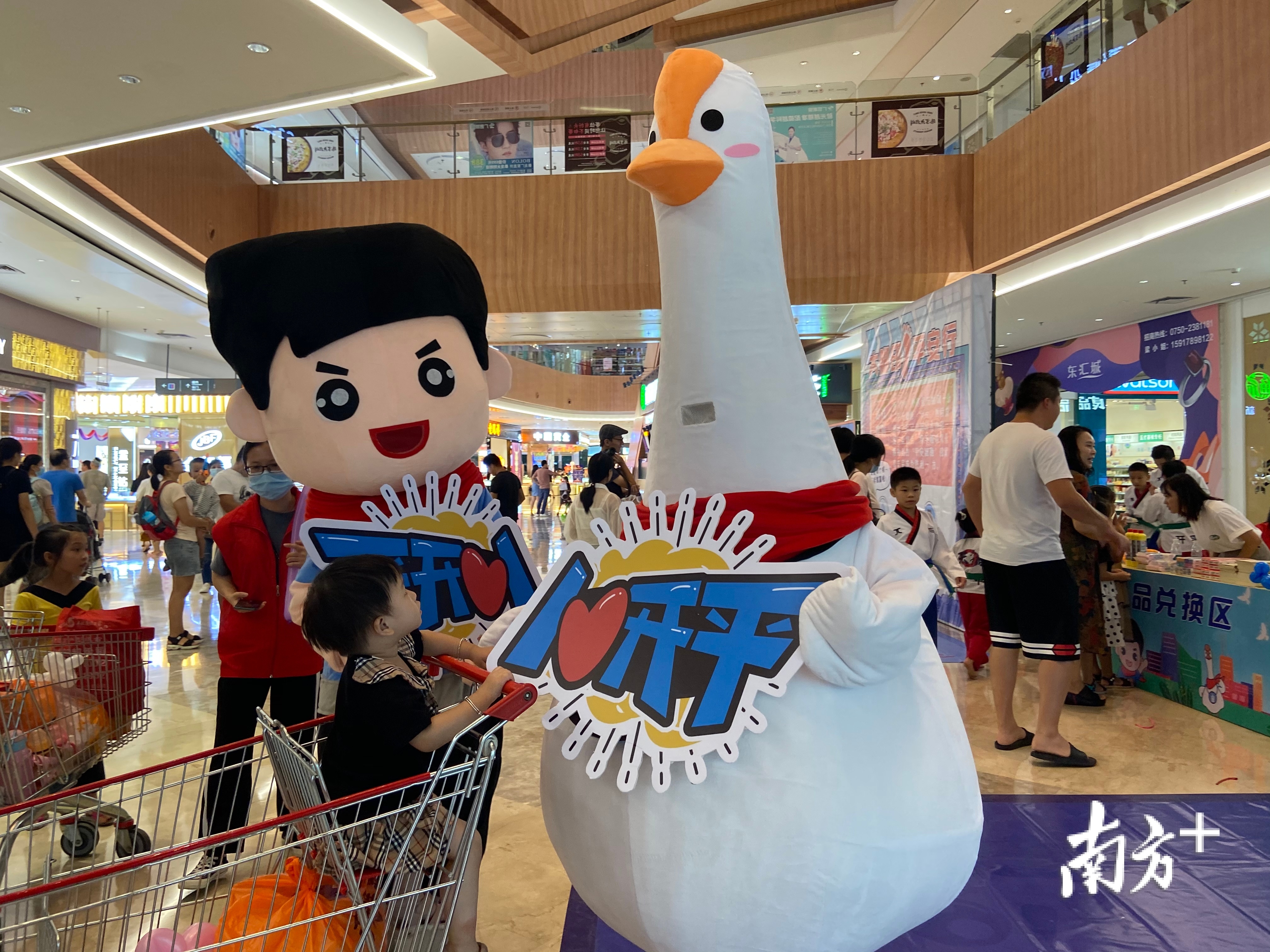 开平市创新设计制作政法形象动漫人物“小政”，向群众传达“政法队伍在身边”的宣传理念。郑琦 摄