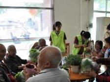 莞外打造“党-团-队”志愿服务体系，定期开展社区敬老活动