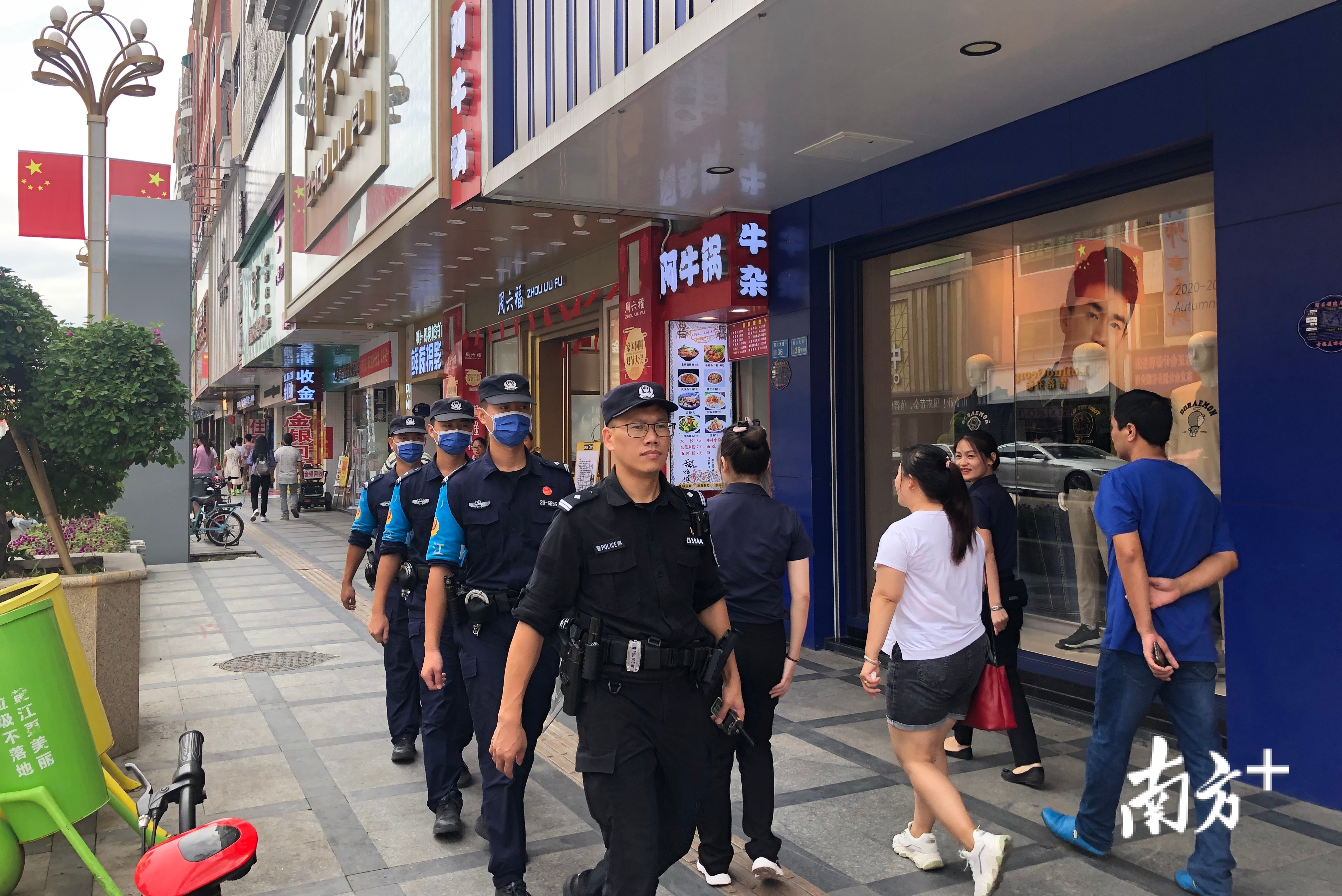 黄江公安在路上巡逻 受访者供图 黄江公安在路上巡逻 受访者供图