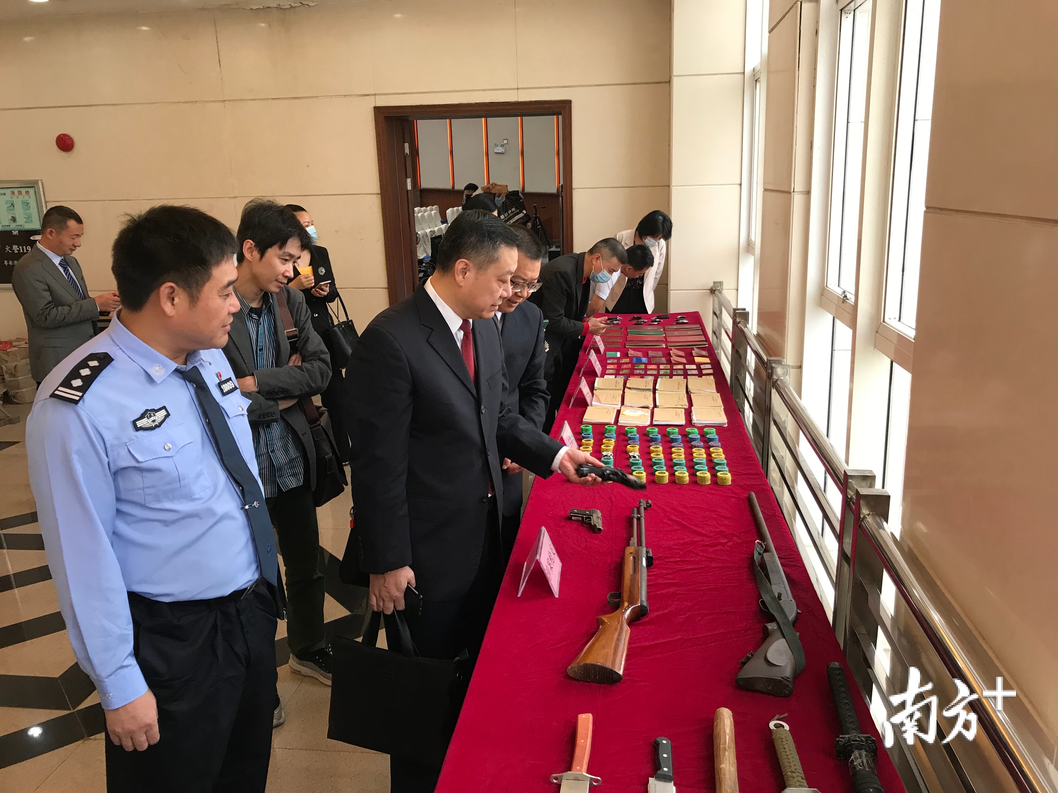 发布会后，参观扫黑除恶涉案物件展览。潘俊宇摄