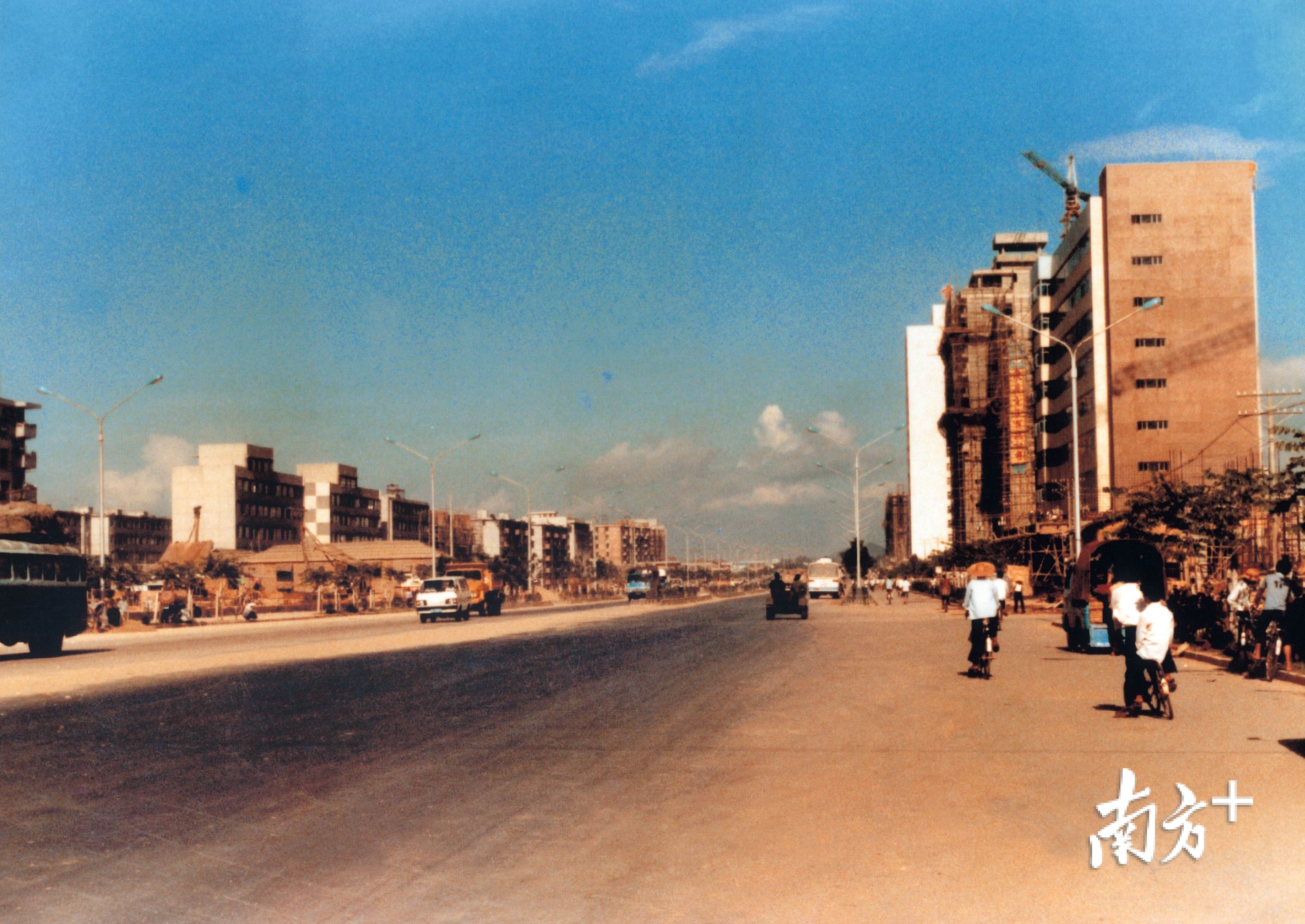 市民中心,少年宫等深圳中心区六大重点工程奠基;图为1998,2004,2016年