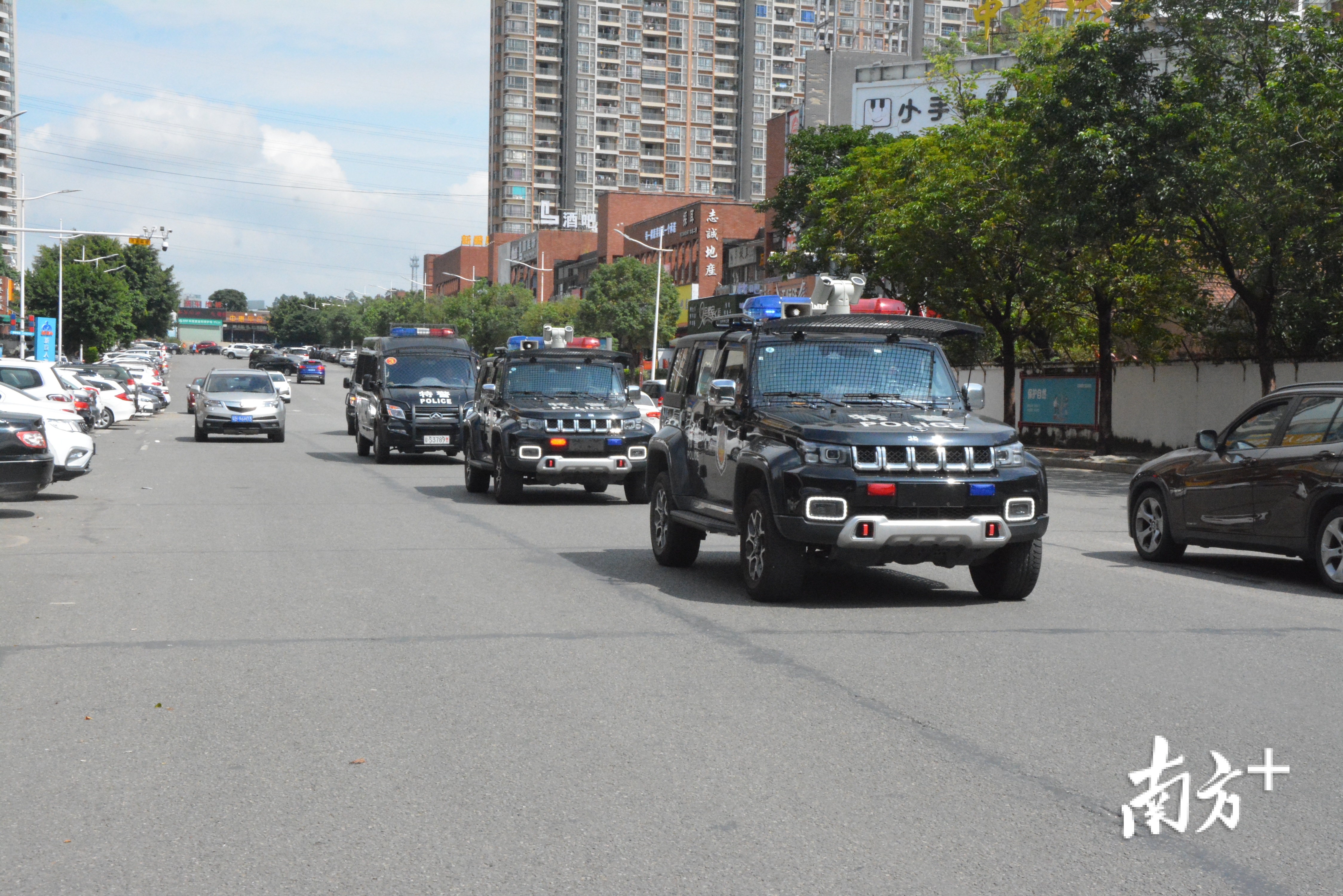 特警在马路上巡逻 受访者供图 特警在马路上巡逻 受访者供图
