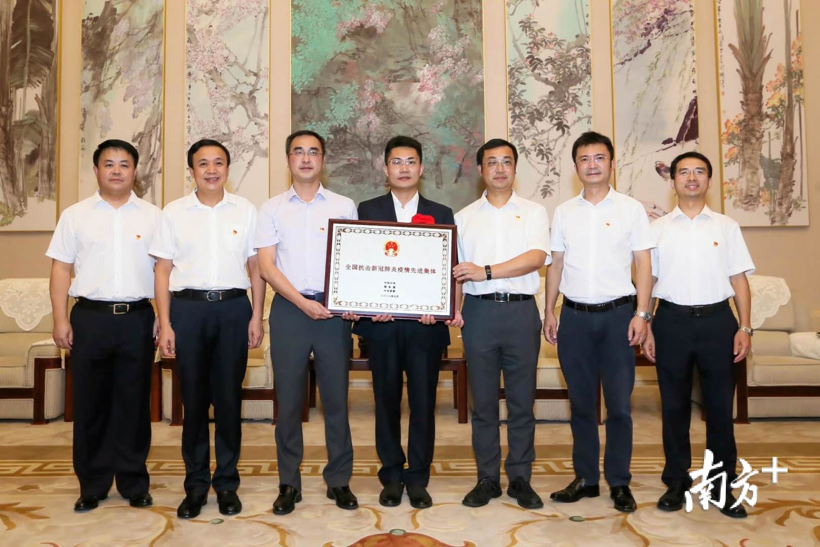 2020年9月8日，福田区香蜜湖街道侨香社区荣获中共中央、国务院、中央军委联和颁发的“全国抗击新冠肺炎疫情先进集体”荣誉称号。