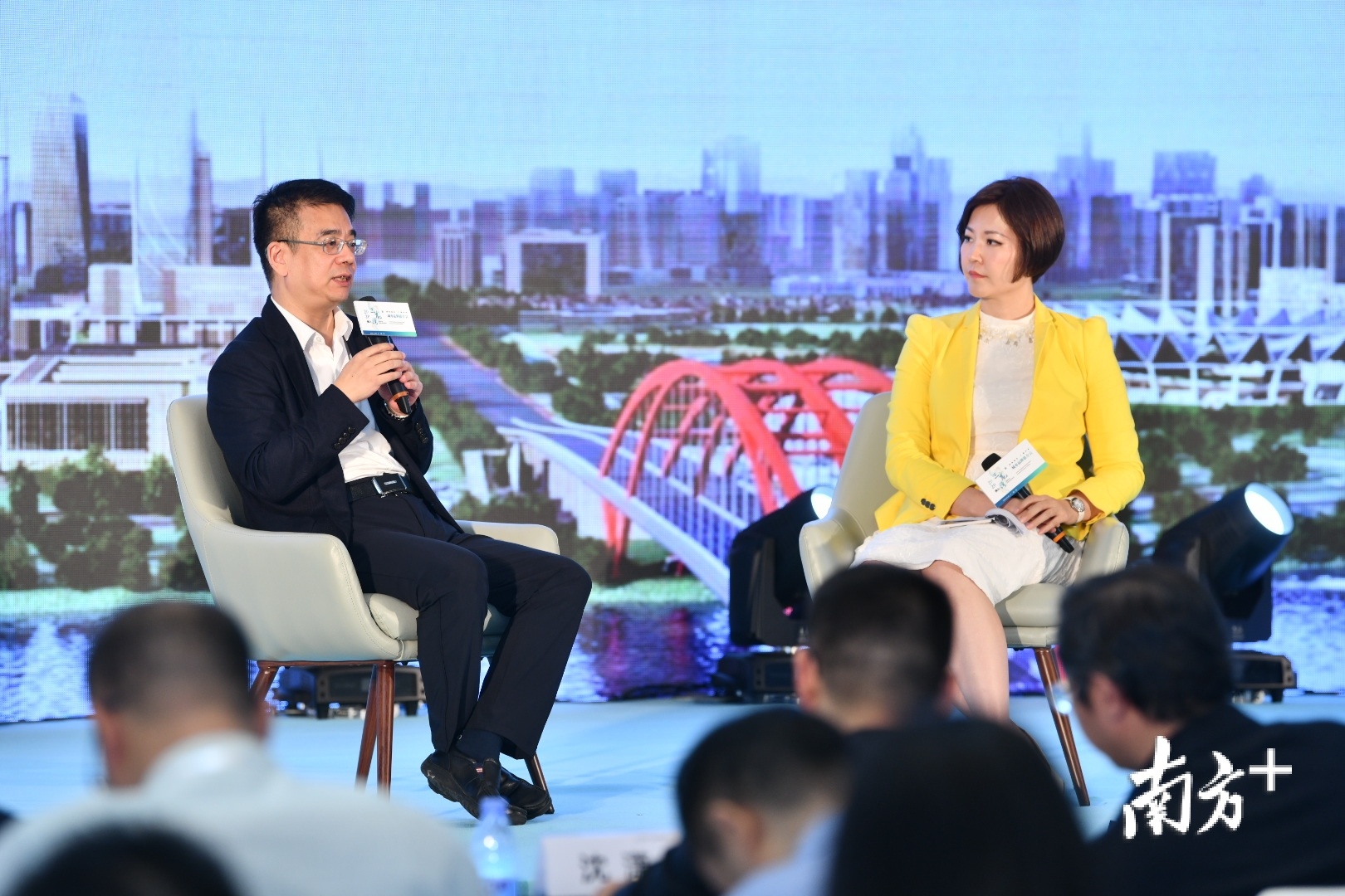 广州市城投发展控股有限公司董事长申海（左）上台对三龙湾的优势进行分析。