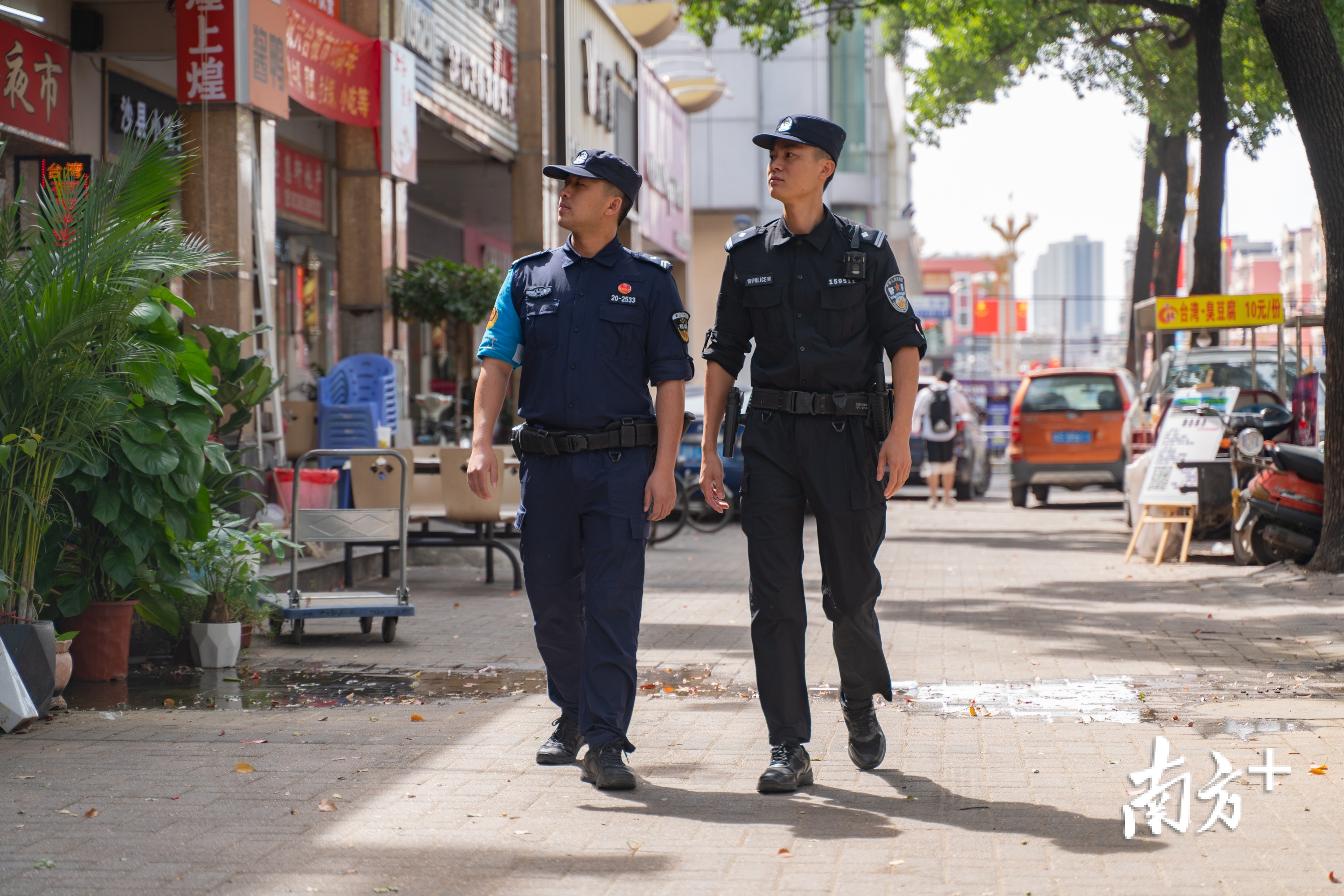 公安在大街上巡逻 黄政正 摄 公安在大街上巡逻 黄政正 摄