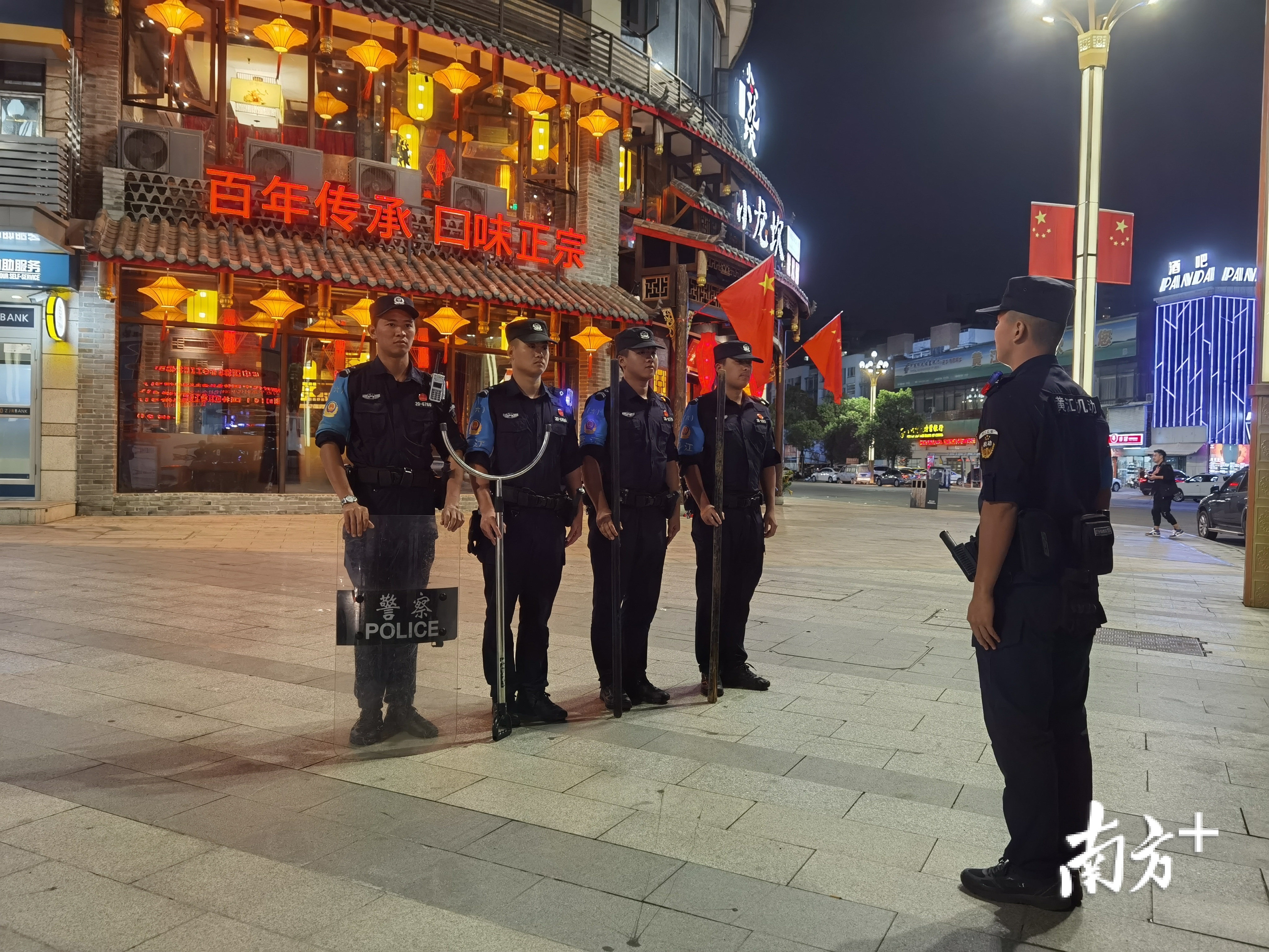黄江公安在商圈驻点执勤 黄江公安在商圈驻点执勤