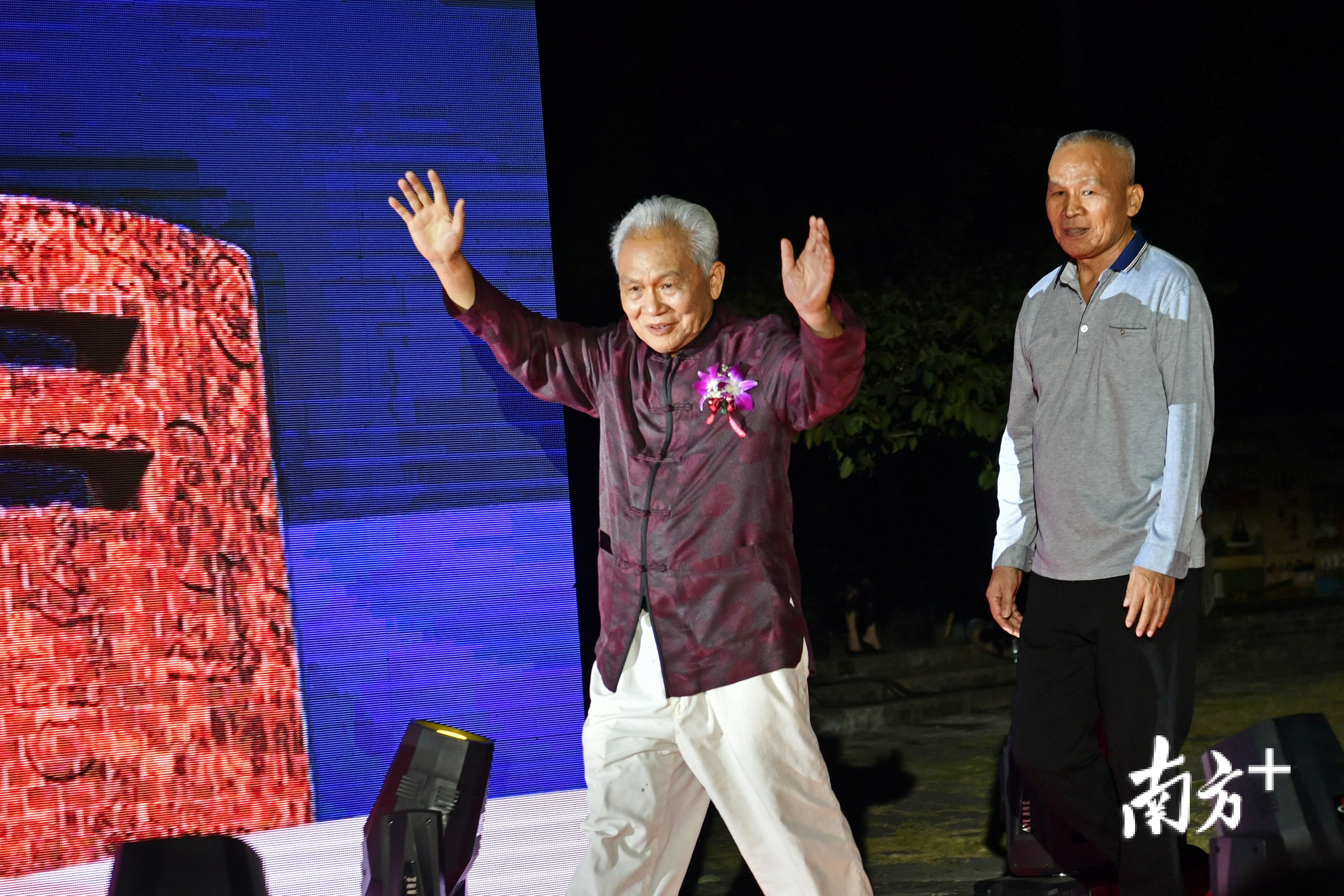 刘泽棉大师走过红地毯。