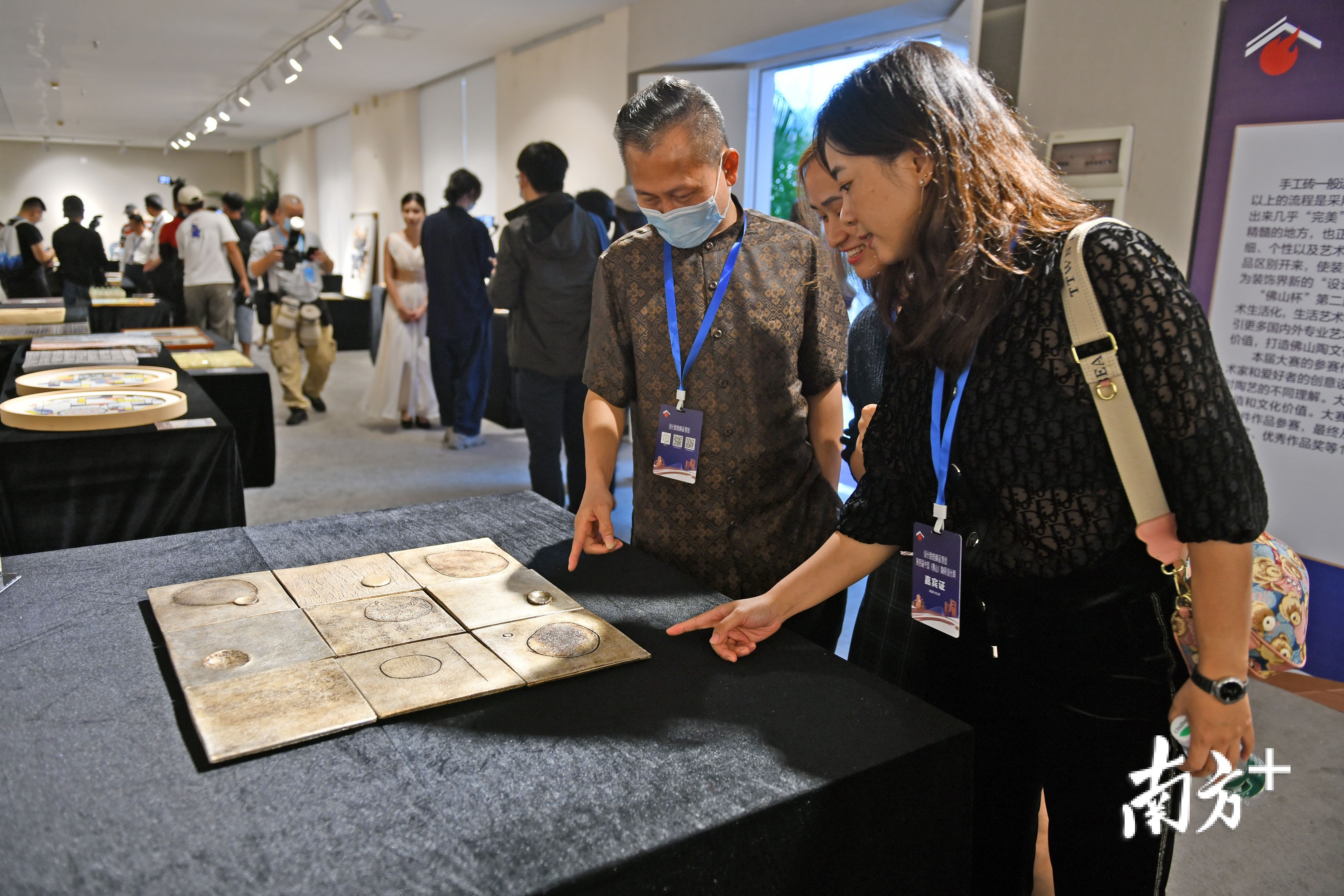 观众参观2020“石湾杯”青年陶瓷大赛作品展。