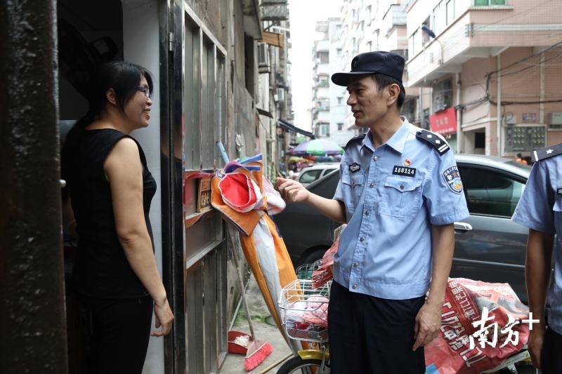 高明社区民警上门倾听居民诉求。高明公安供图