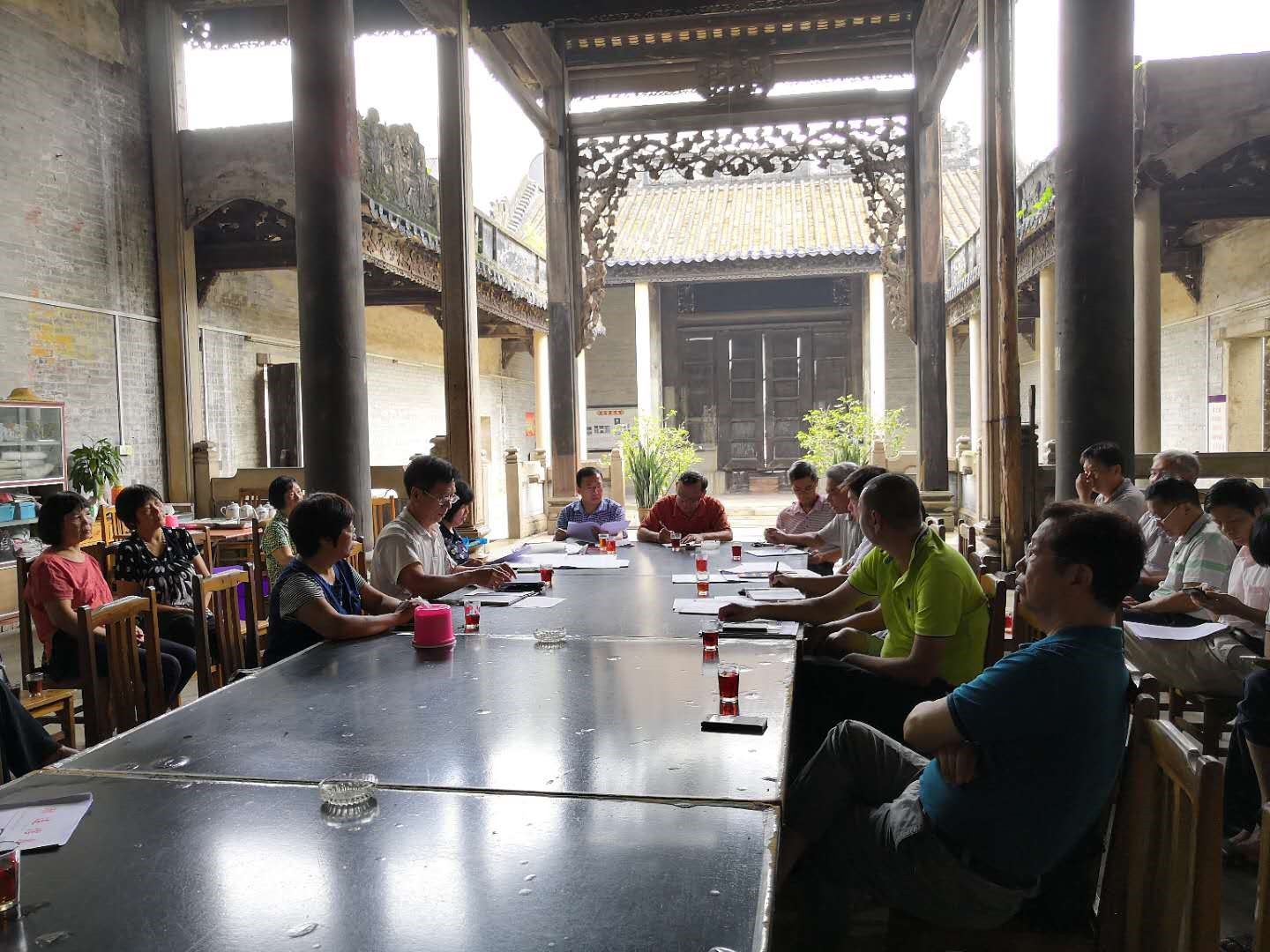 社区党总支组织群众在民主议事厅研究解决问题。