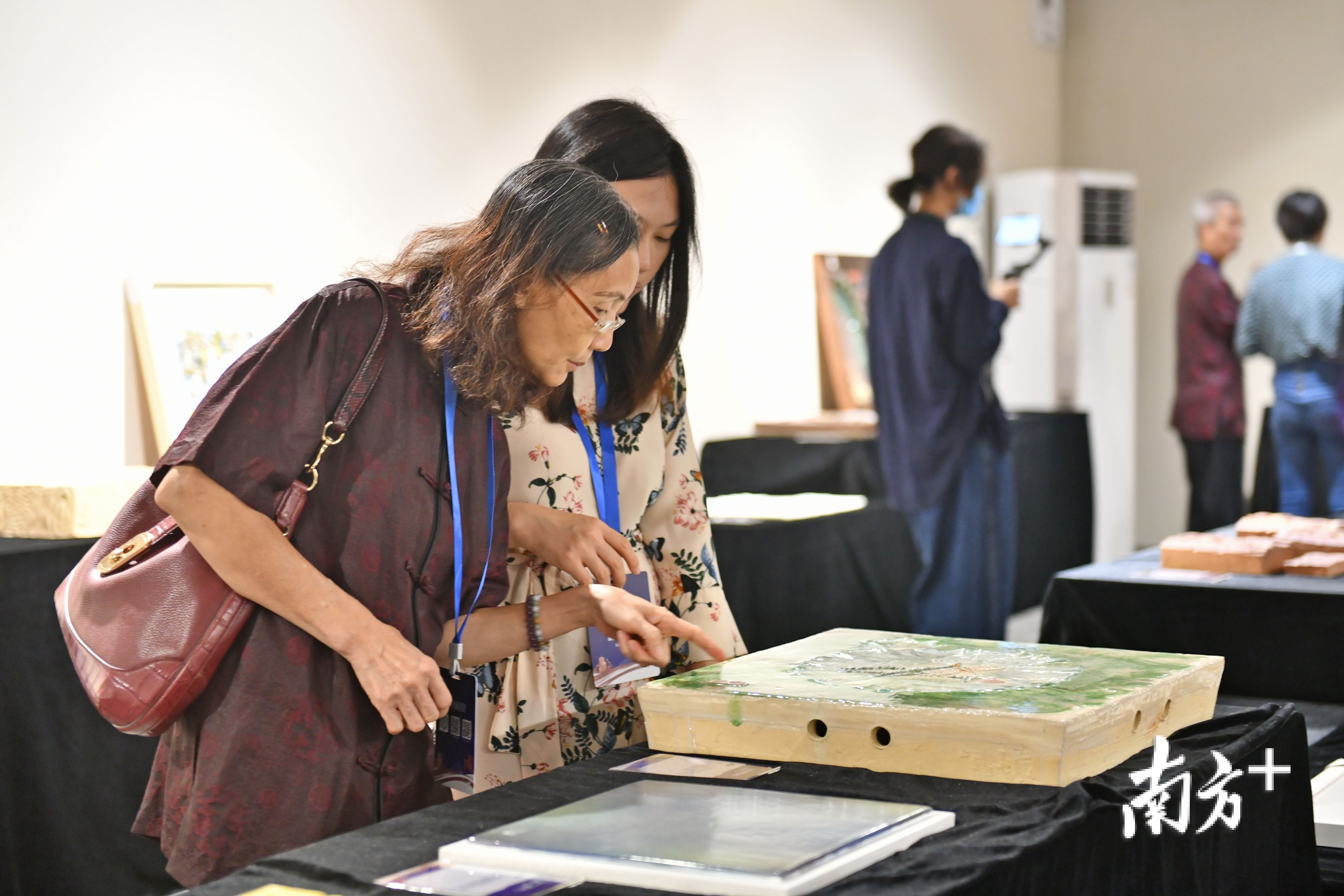 观众参观“佛山杯”第二届佛山国际艺术手工砖设计大赛作品展。