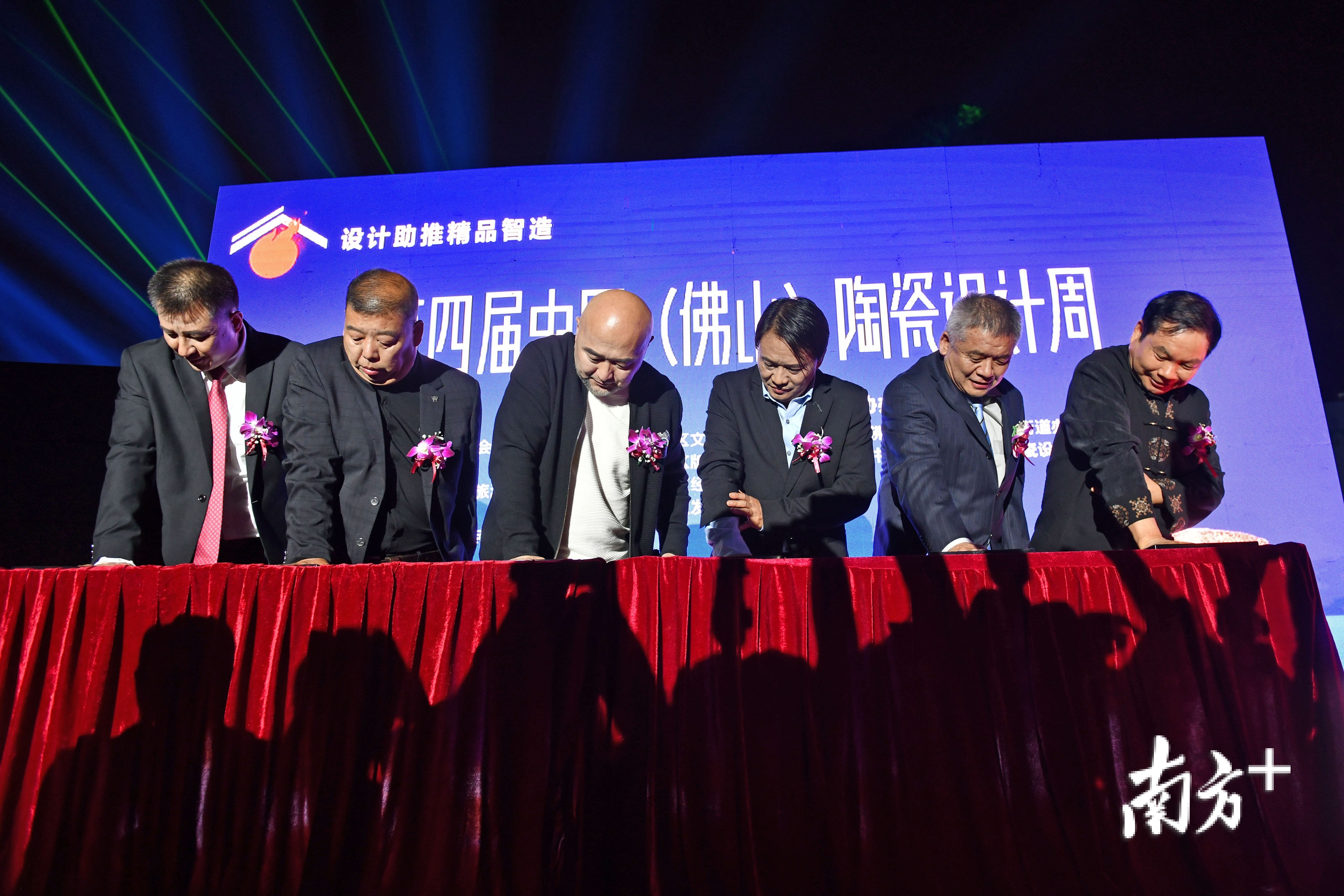 六大名窑国家级大师代表拓下手印。