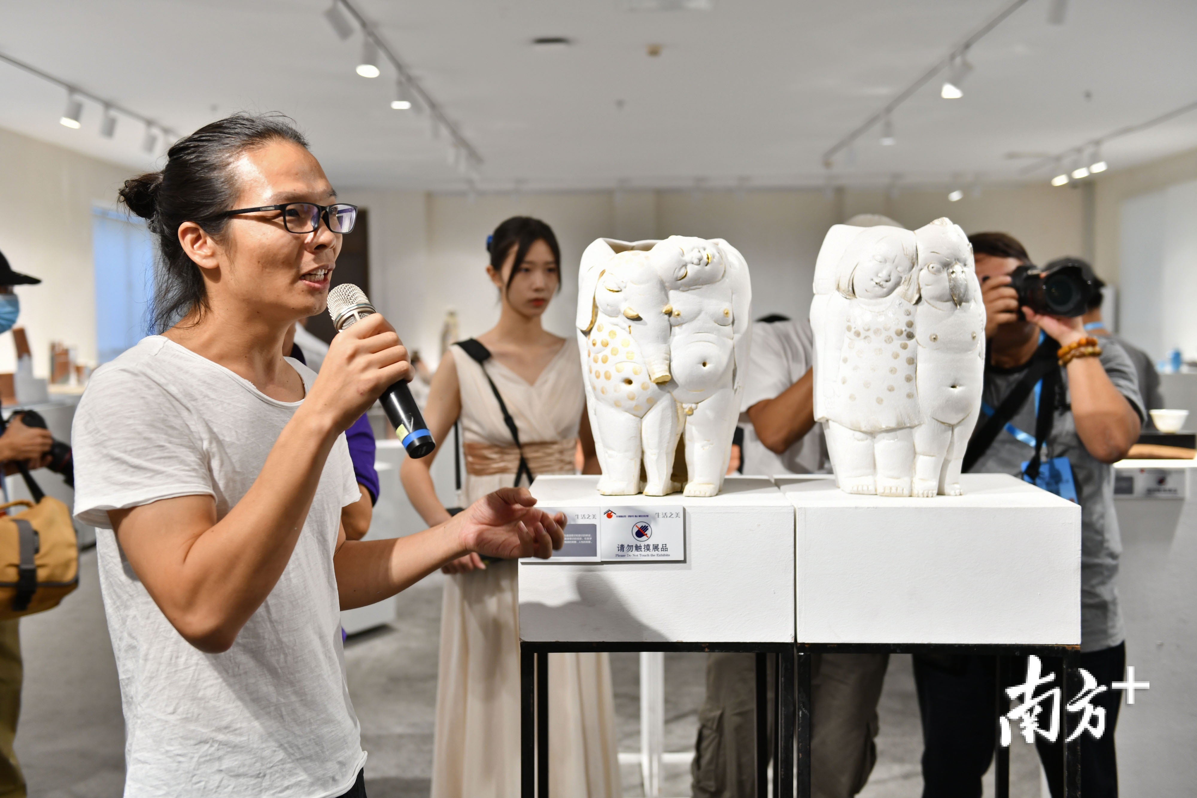 2020“石湾杯”青年陶瓷大赛一等奖《拥梦》作者赵淋在介绍创作理念。