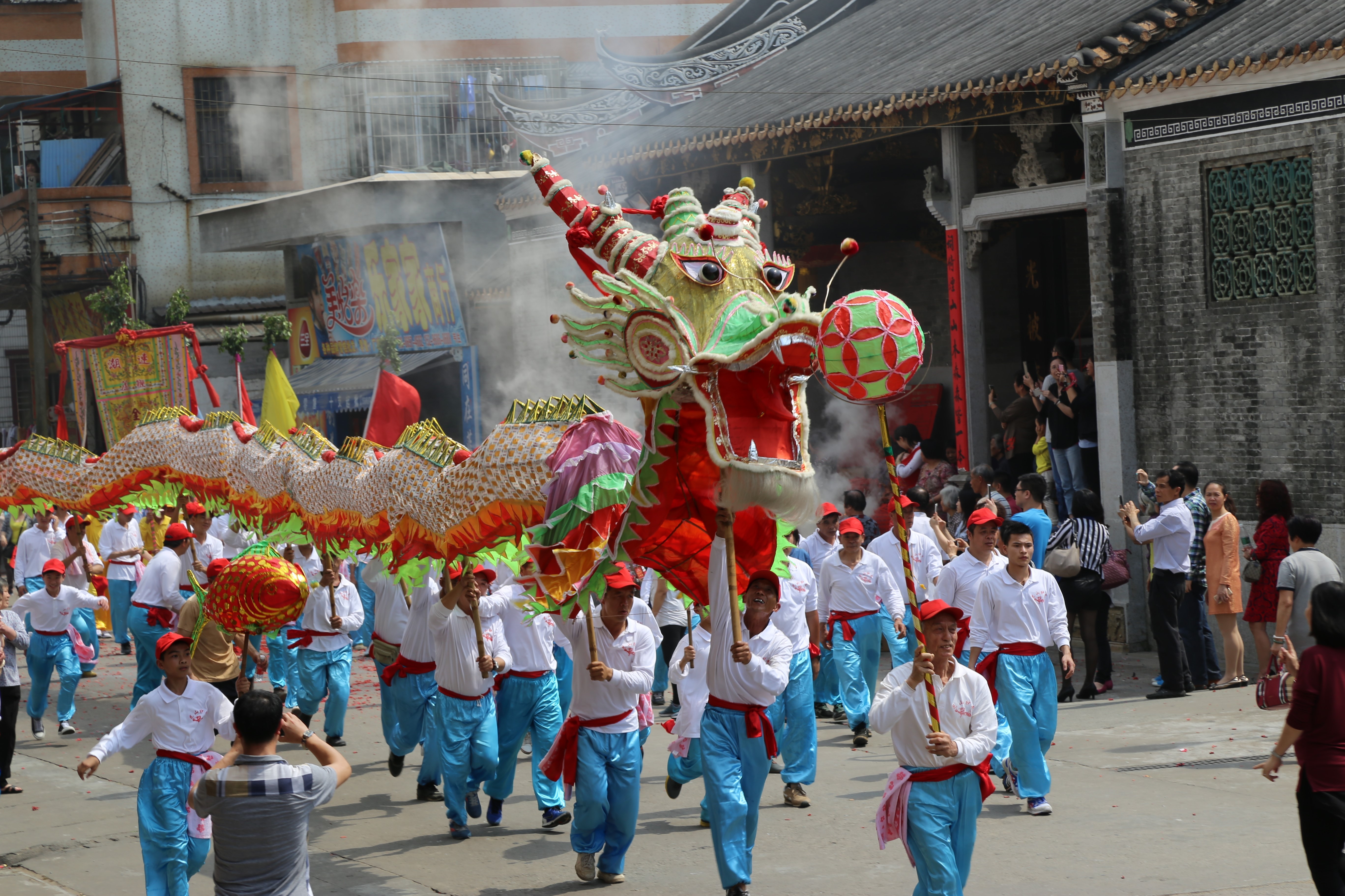 卢边传统纱龙金龙表演。