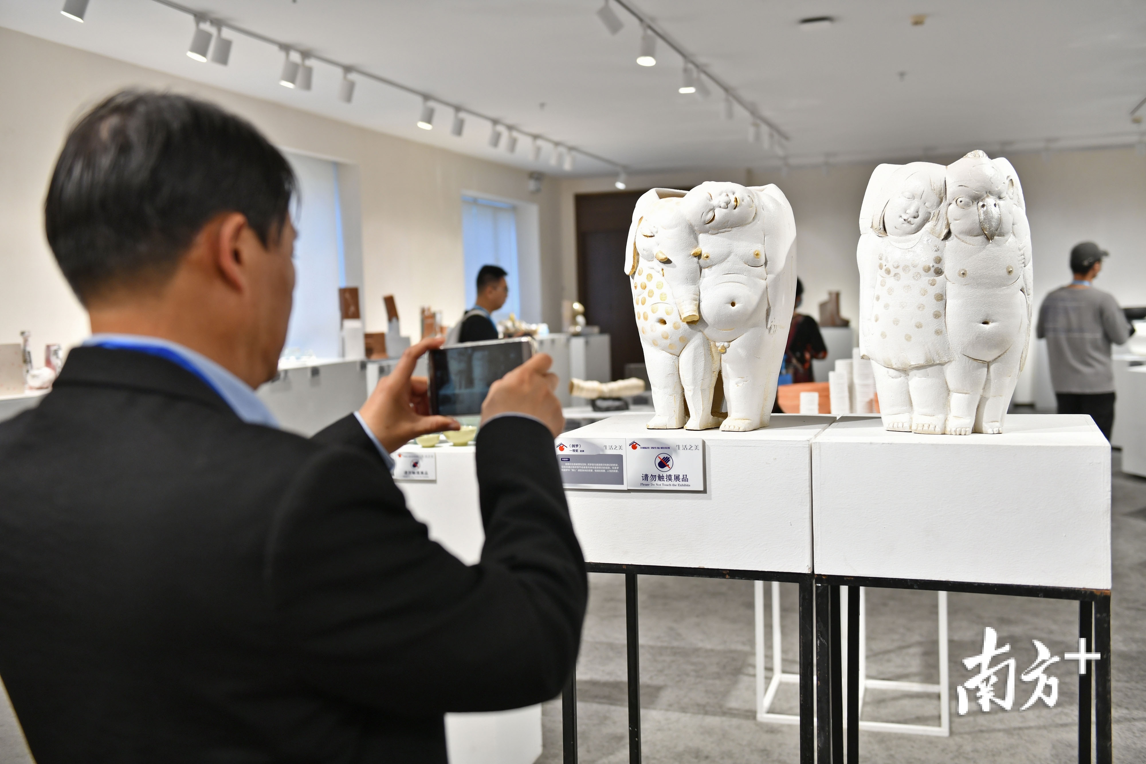 观众参观2020“石湾杯”青年陶瓷大赛作品展。