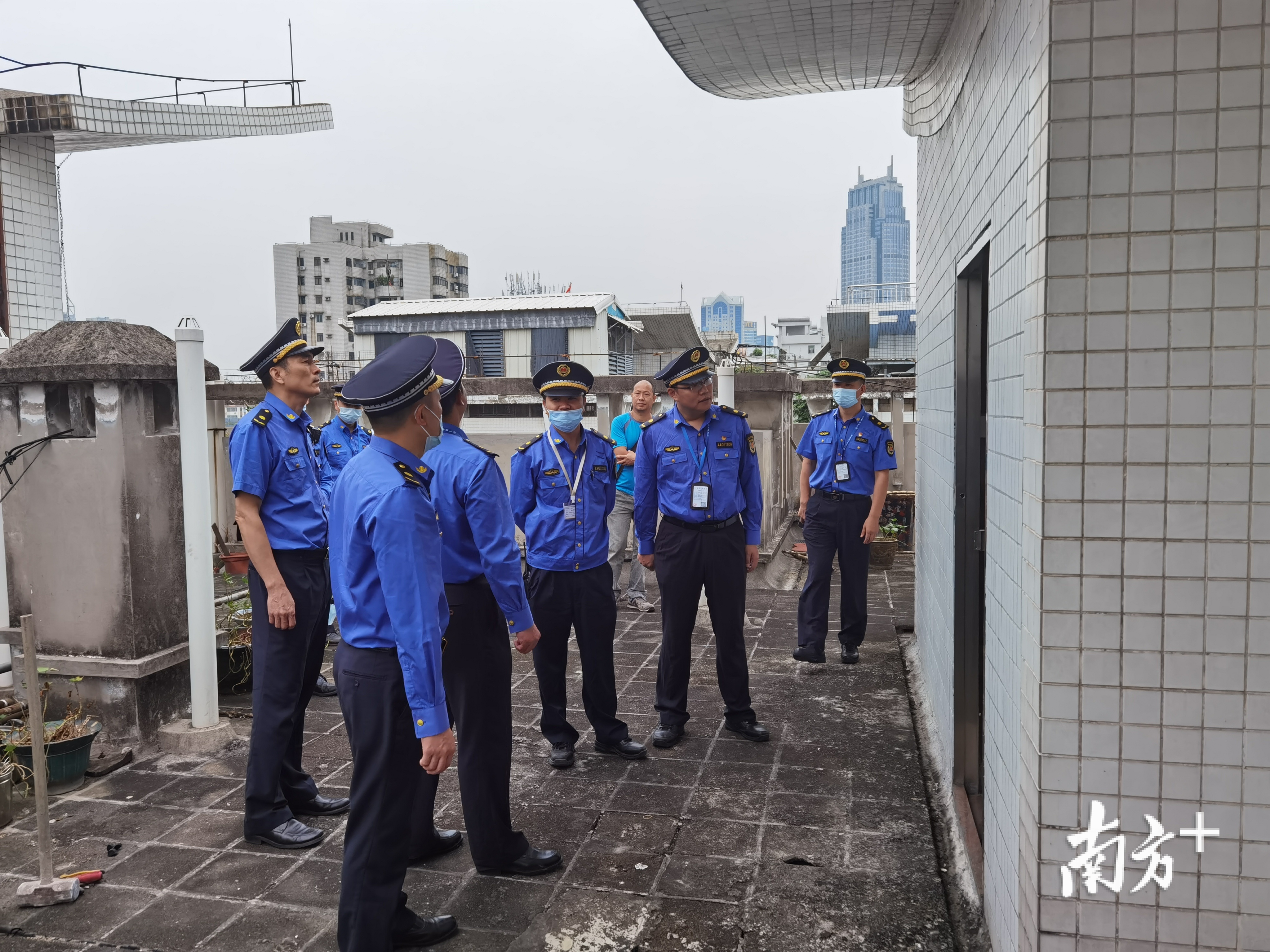 禅城城管部门对五峰四路某违法搭建采取强制措施。