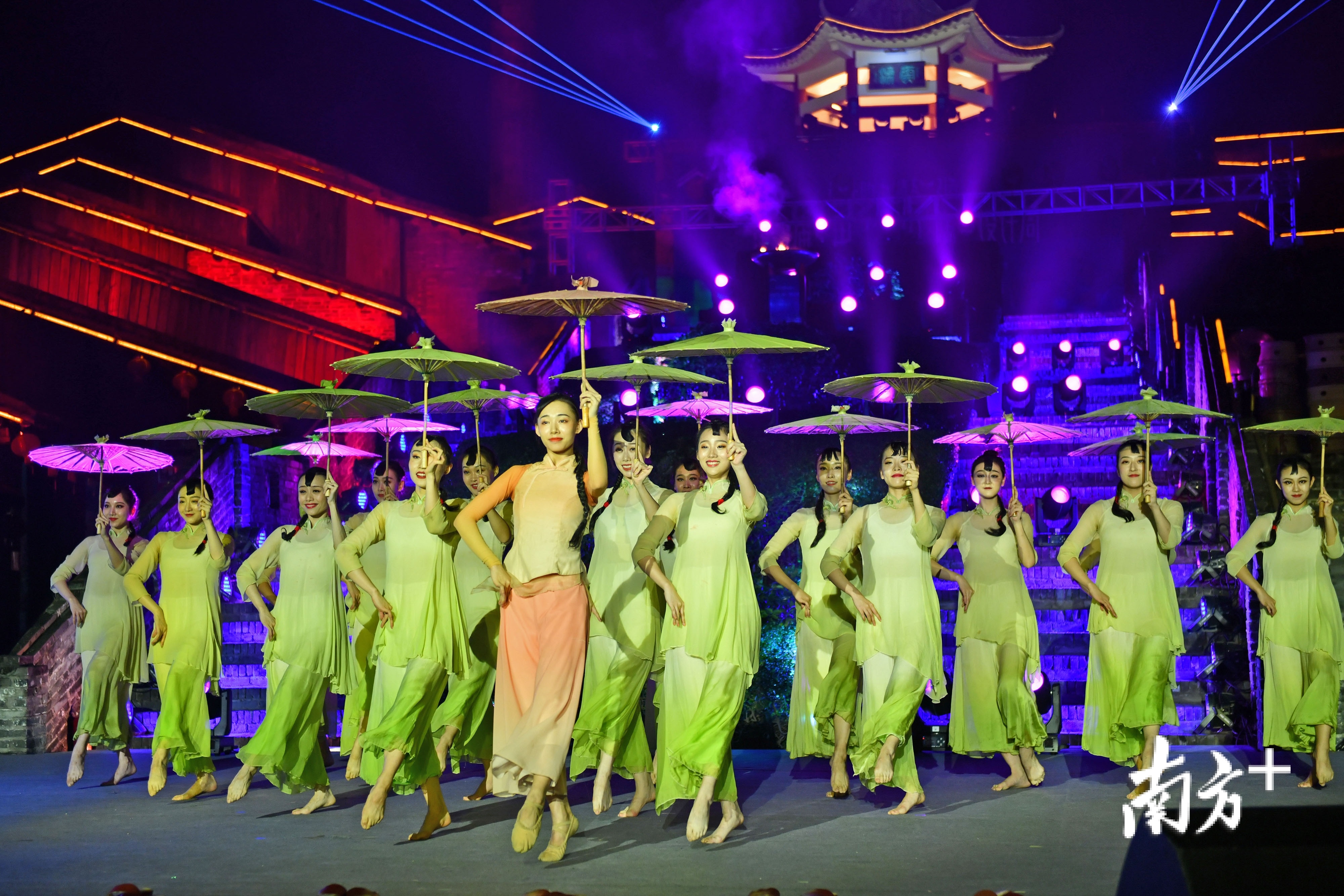 现场舞蹈表演《雨打芭蕉》。