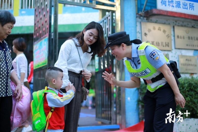 高明社区民警和居民打成一片。高明公安供图